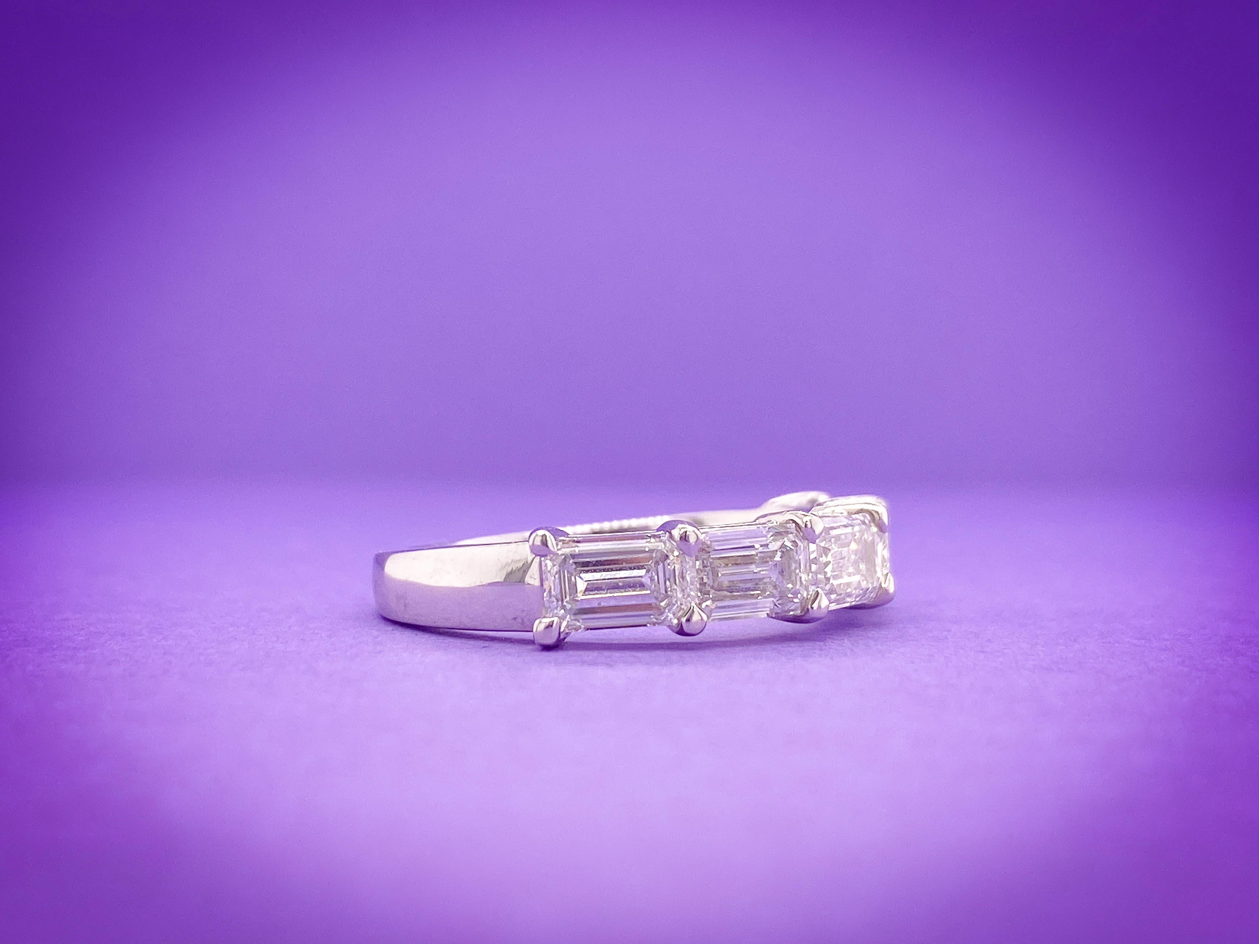 Jahrestag-Ring aus Platin mit Horizont-Diamant im Smaragdschliff  im Zustand „Neu“ im Angebot in Cedarhurst, NY
