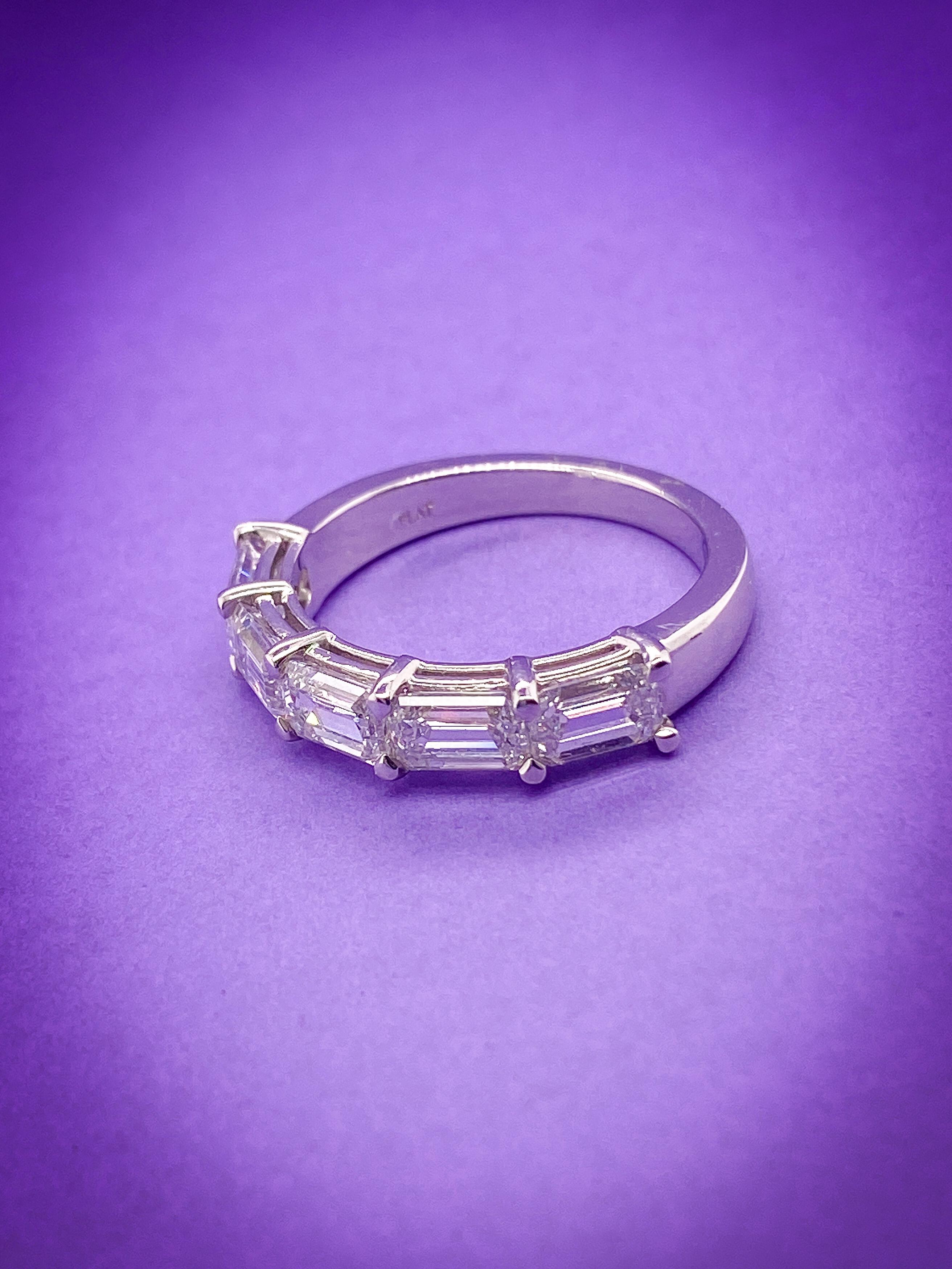 Jahrestag-Ring aus Platin mit Horizont-Diamant im Smaragdschliff  für Damen oder Herren im Angebot