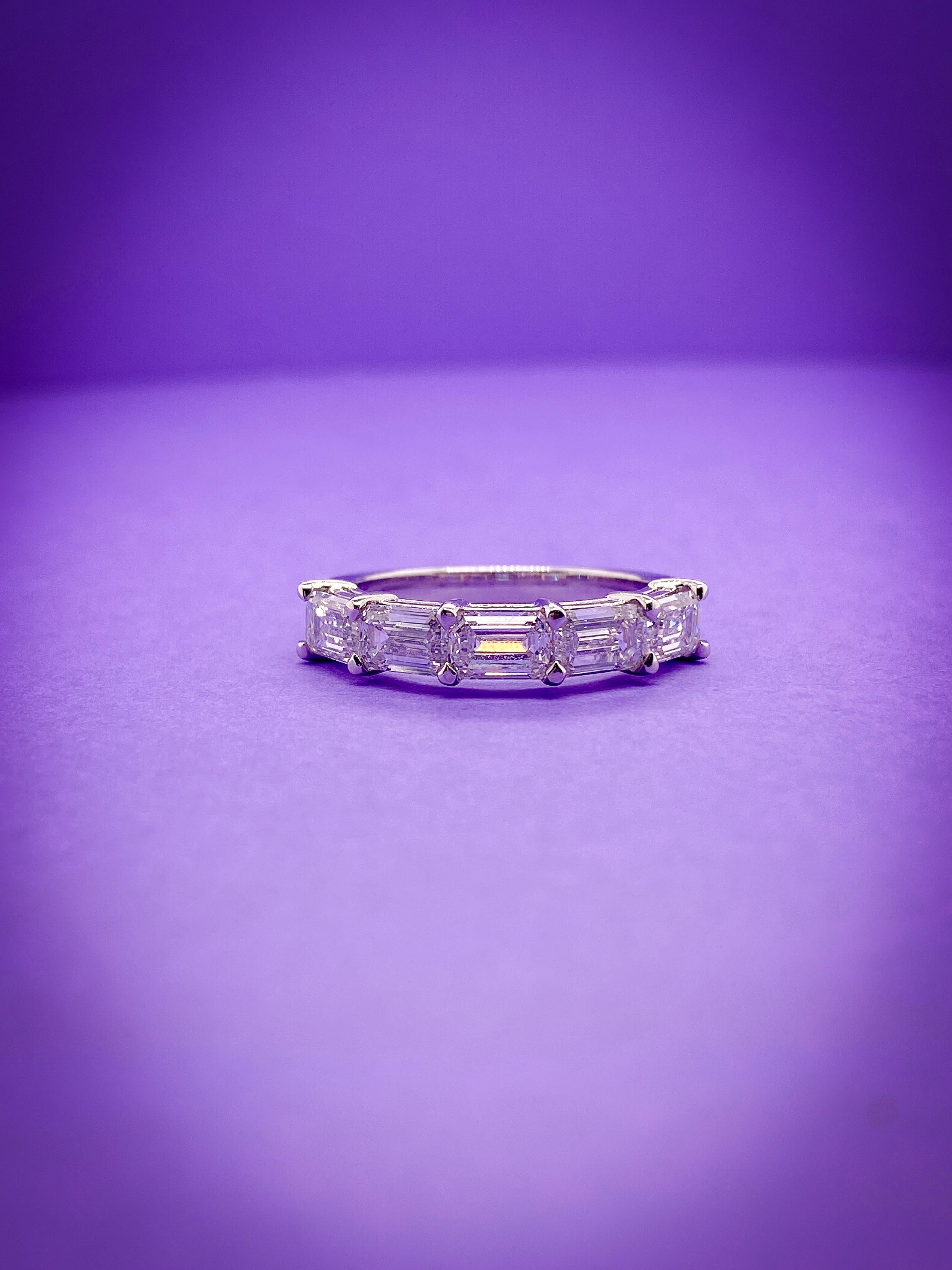 Jahrestag-Ring aus Platin mit Horizont-Diamant im Smaragdschliff  im Angebot 1