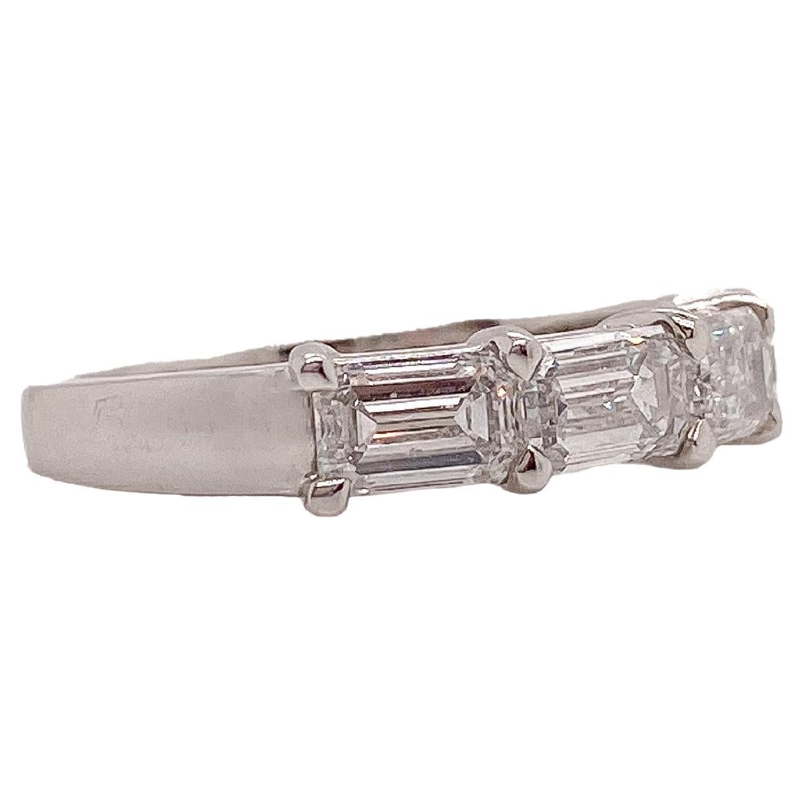 Jahrestag-Ring aus Platin mit Horizont-Diamant im Smaragdschliff  im Angebot