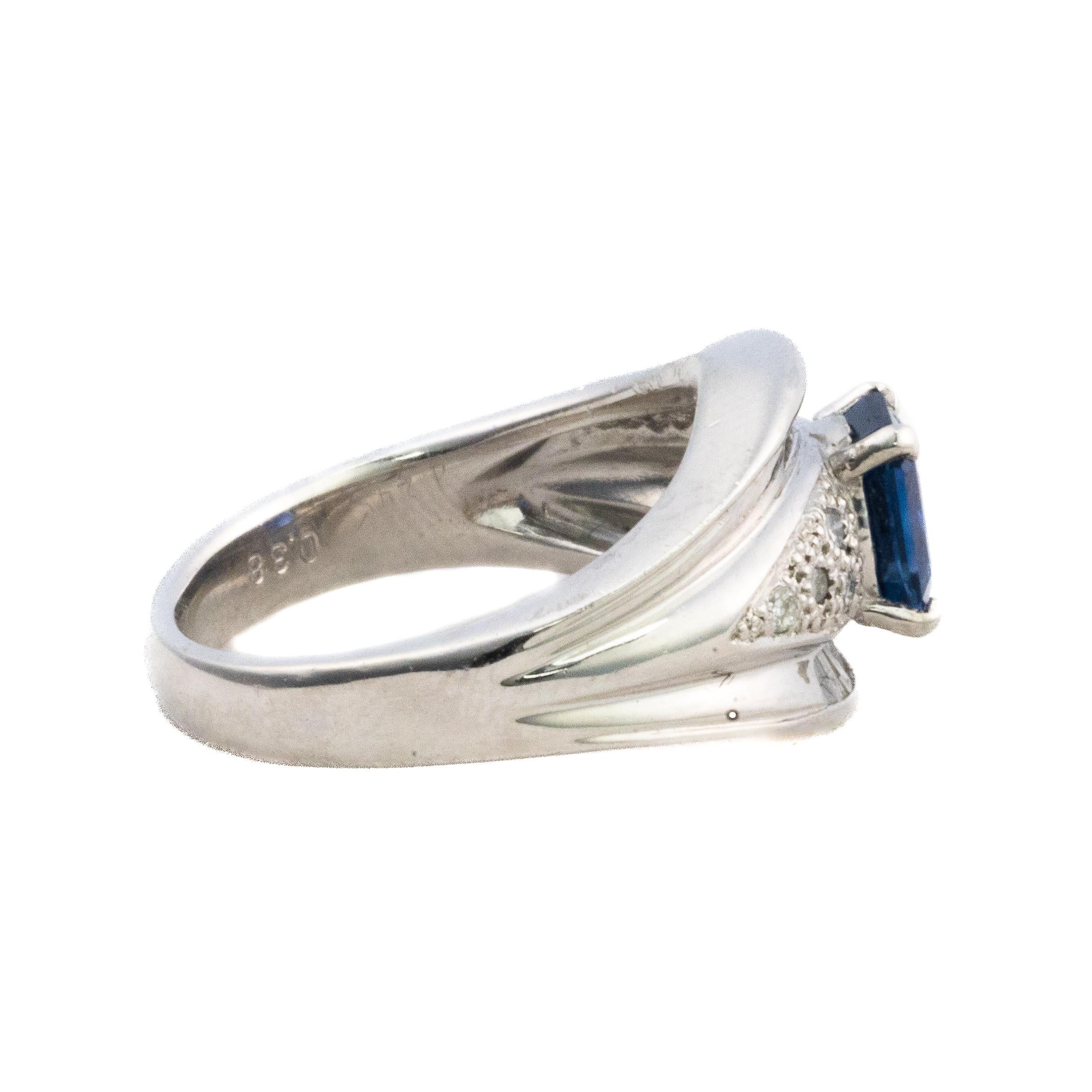 Bague dôme en platine avec saphir et diamant taille émeraude

Description : Bague en platine ornée en son centre d'un saphir de taille émeraude, flanqué de diamants ronds et baguettes qui rehaussent sa géométrie élégante. Le bleu profond du saphir