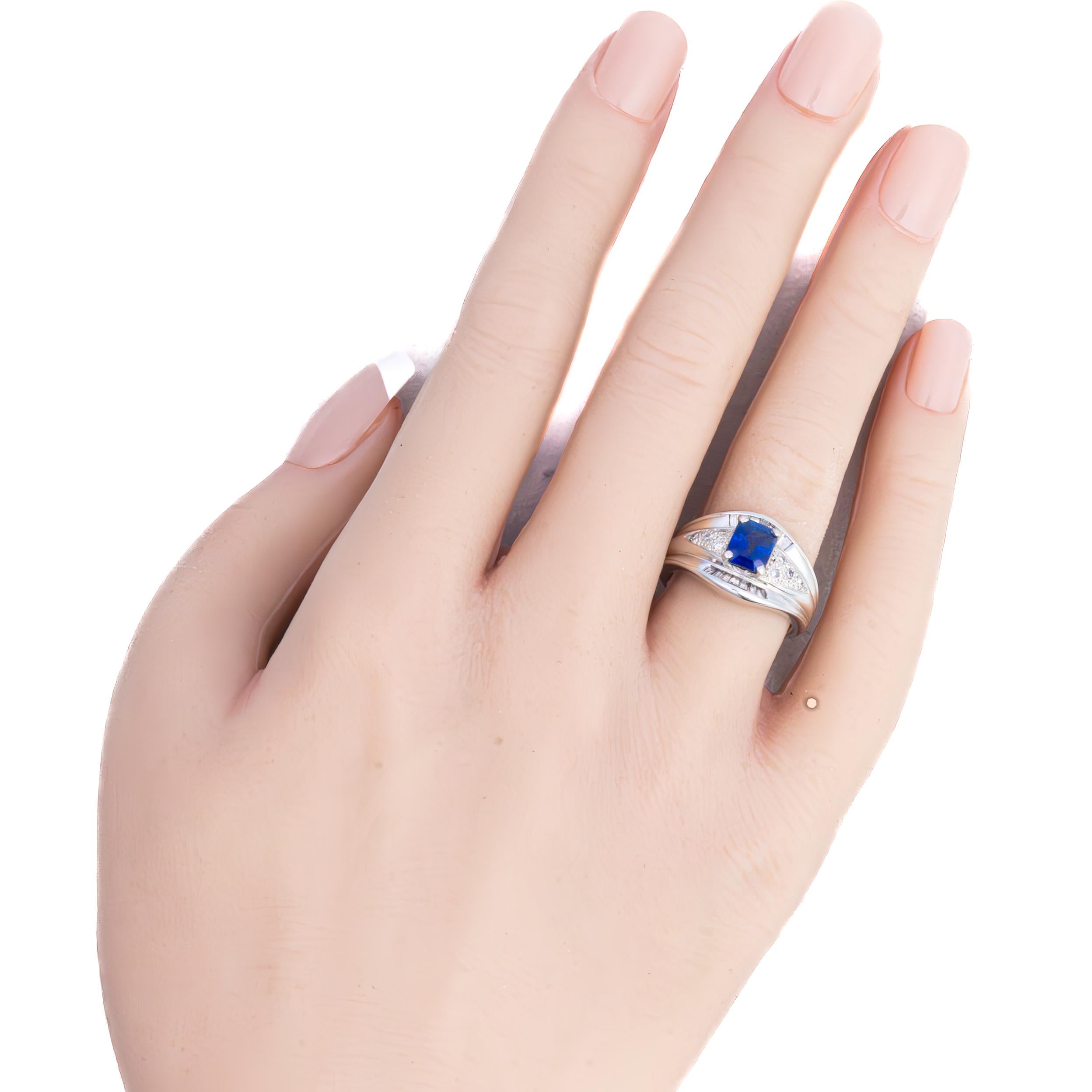 Taille baguette Bague dôme en platine avec saphir et diamant taille émeraude en vente
