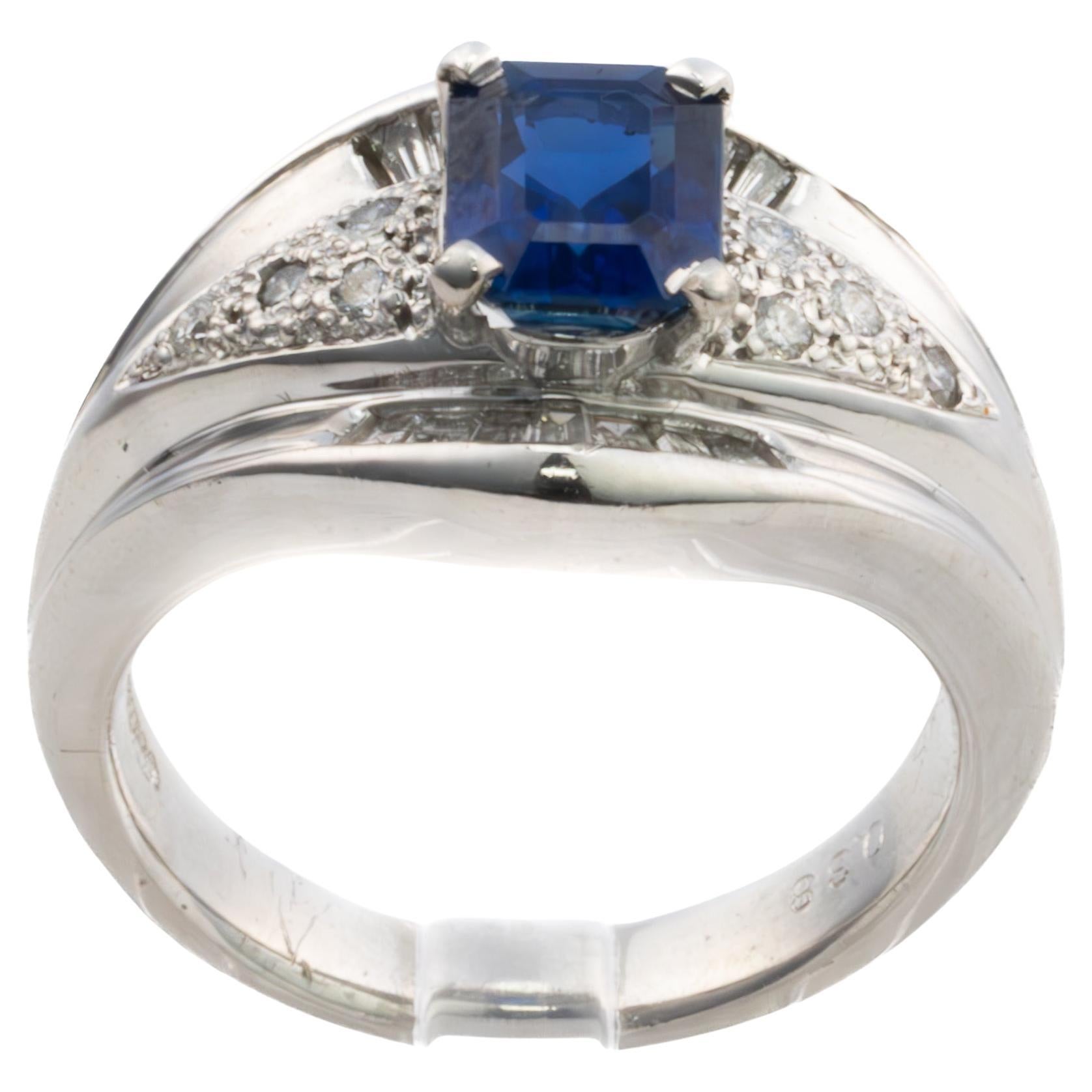 Bague dôme en platine avec saphir et diamant taille émeraude en vente