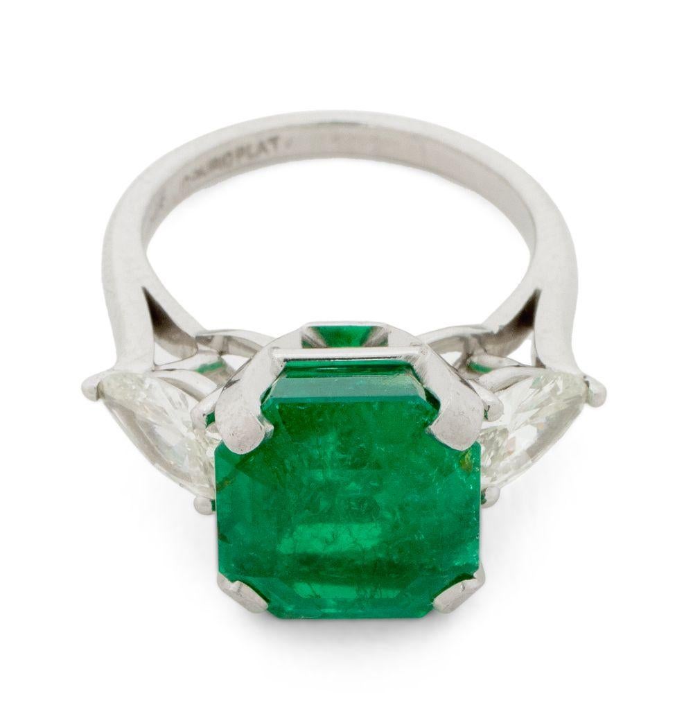 Moderno Anello in platino con diamante smeraldo e 3 pietre, AGL in vendita