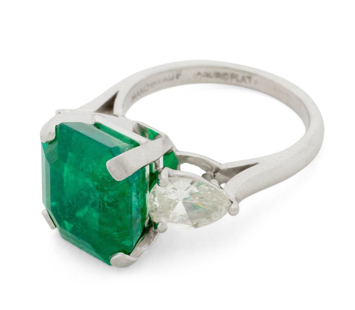 Taglio smeraldo Anello in platino con diamante smeraldo e 3 pietre, AGL in vendita