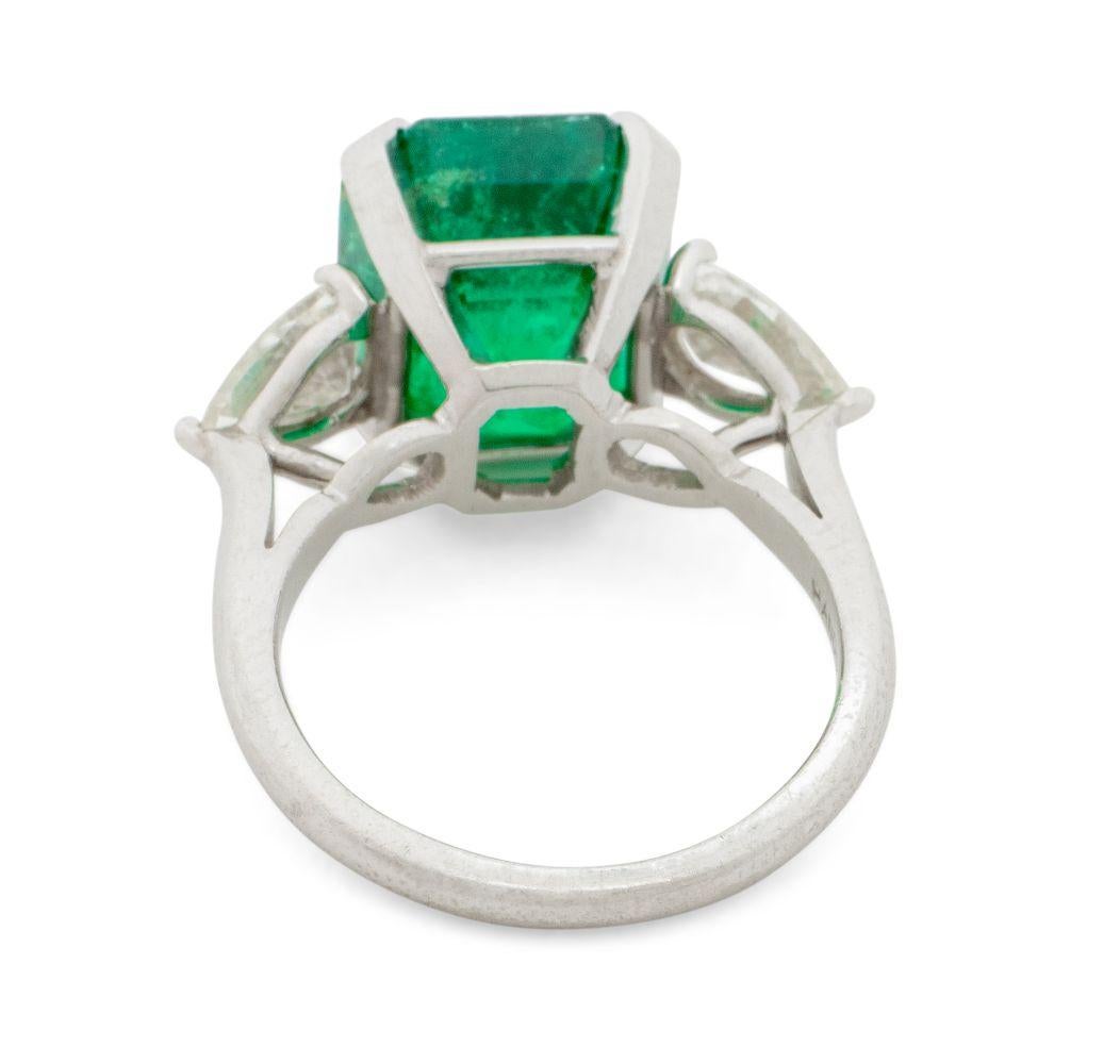 Anello in platino con diamante smeraldo e 3 pietre, AGL In condizioni buone in vendita a Queens, NY