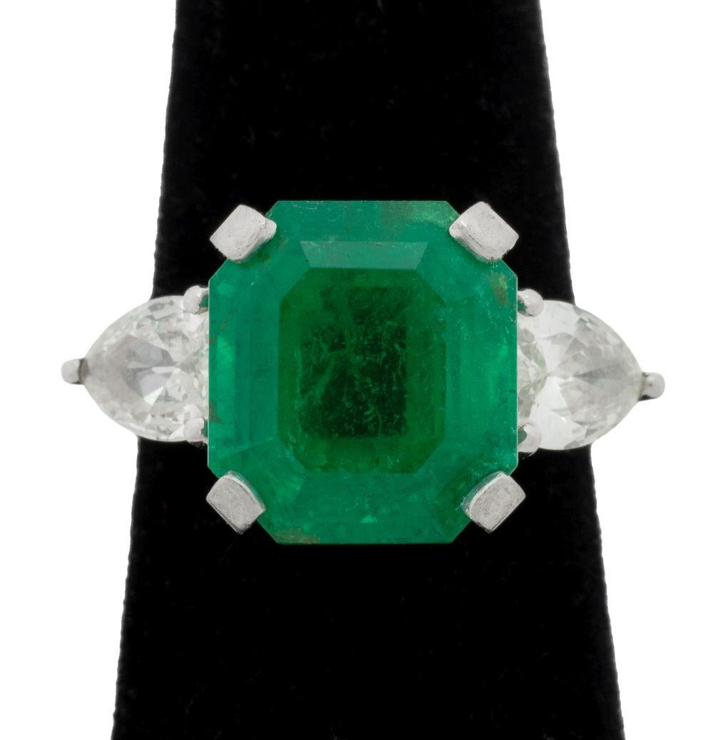 Anello in platino con diamante smeraldo e 3 pietre, AGL in vendita 3