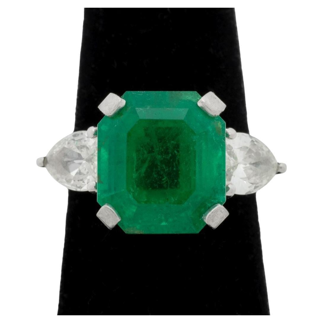 Anello in platino con diamante smeraldo e 3 pietre, AGL