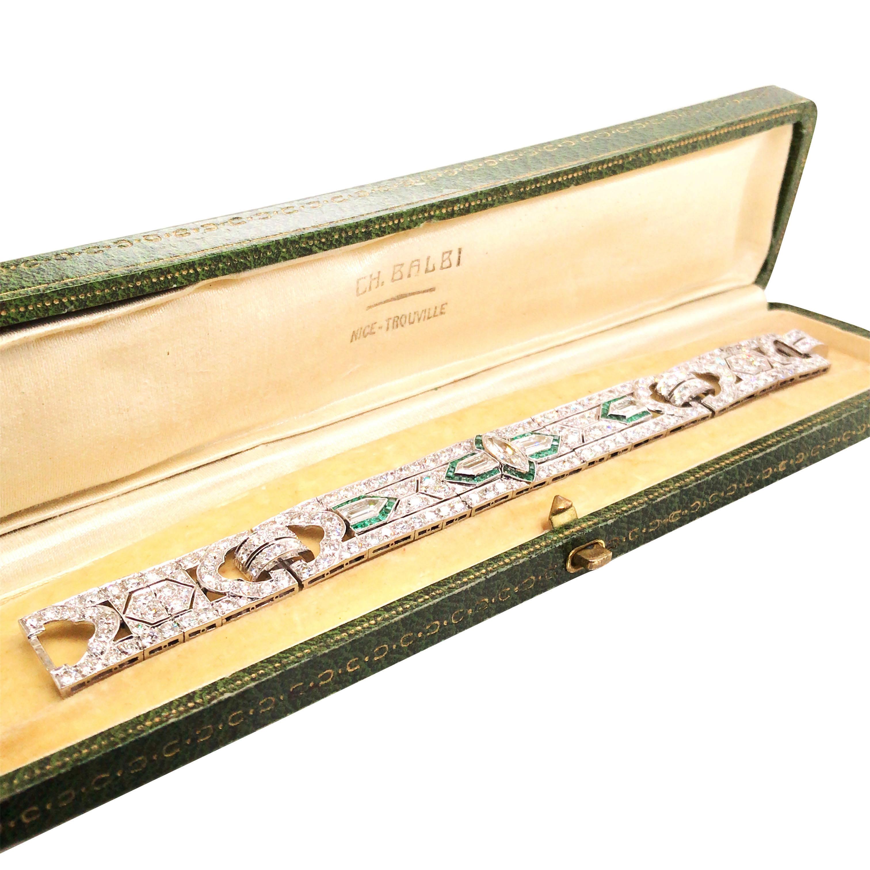 Ce bracelet est une pièce classique de la période Art déco, qui met en valeur la beauté de la symétrie géométrique. L'association exquise de diamants et d'émeraudes est captivante, la taille unique des diamants mettant en valeur le savoir-faire
