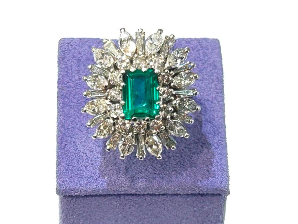 Platinun Smaragd & Diamant Ring 2.40Ct

Die Brillanz des Smaragds und des Diamanten ist absolut atemberaubend. Das Feuer, das von diesem Ring ausgeht, fesselt Ihre Augen und Ihr Herz auf einmal. Ein wunderschöner Smaragd, umgeben von weißen