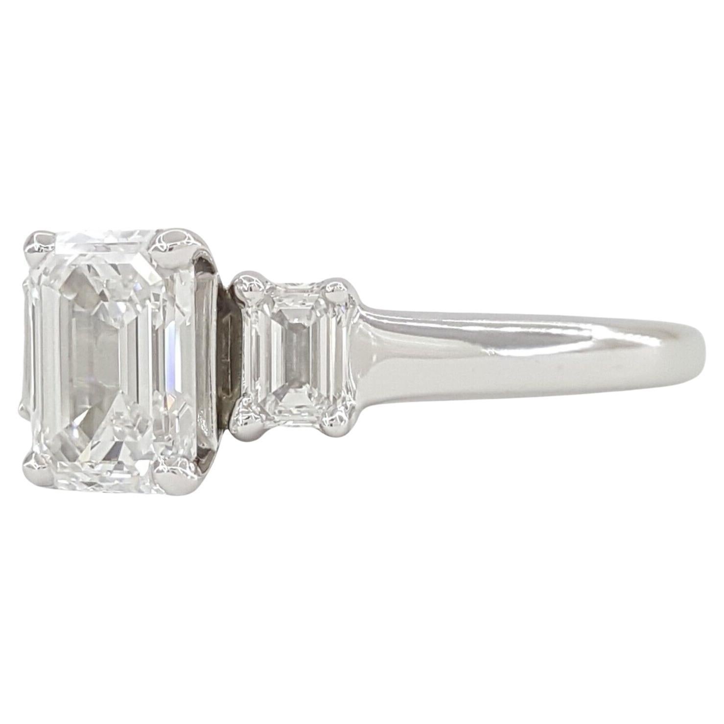 Platinum Emerald Diamond Cut Three-Stone Engagement Ring In New Condition For Sale In Rome, IT