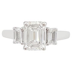 Bague de fiançailles à trois pierres en platine avec émeraude taillée en diamant