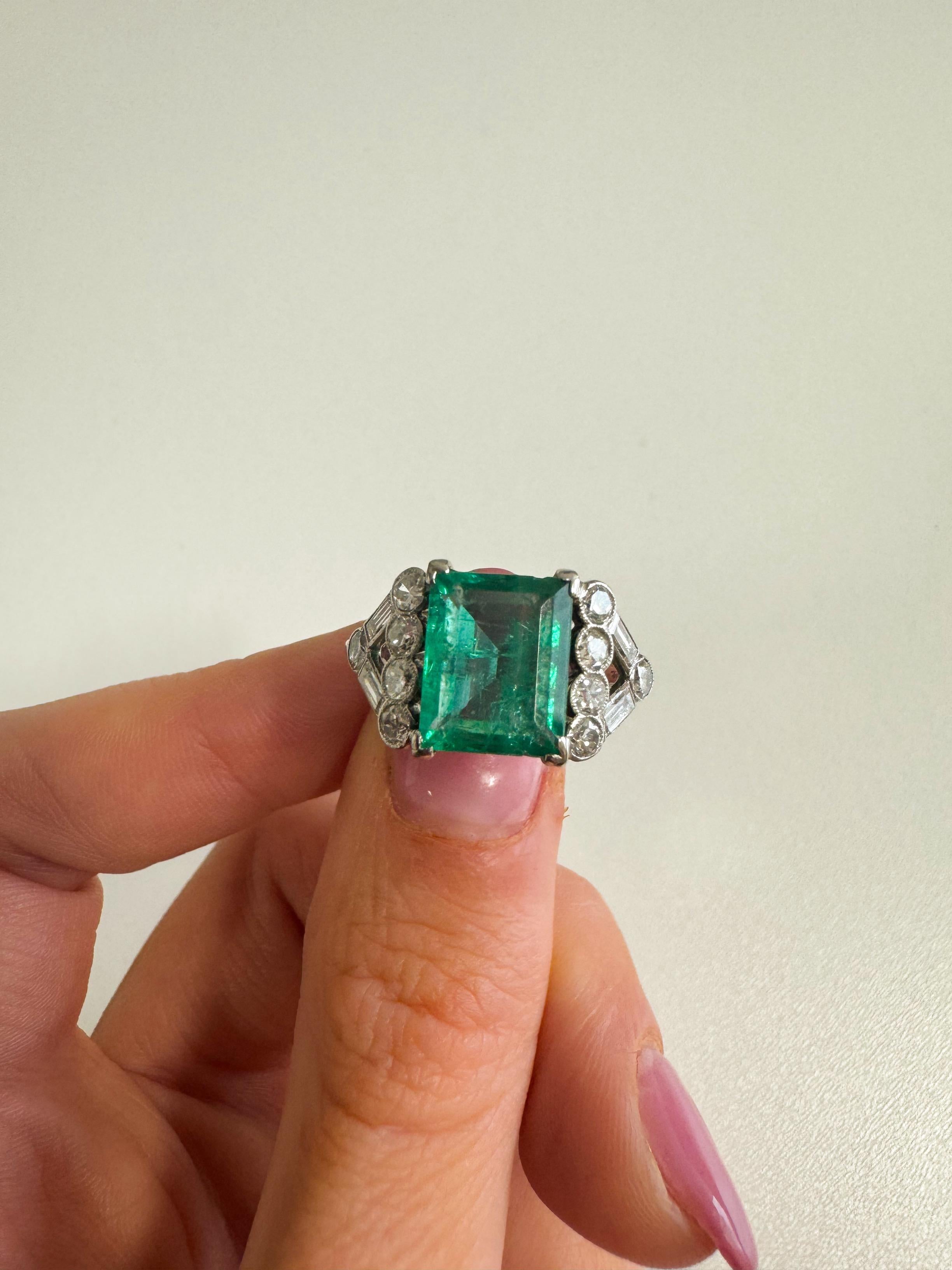 Platinum 2.65ct Emerald & 0.70ct Diamond Dress Ring For Sale 3