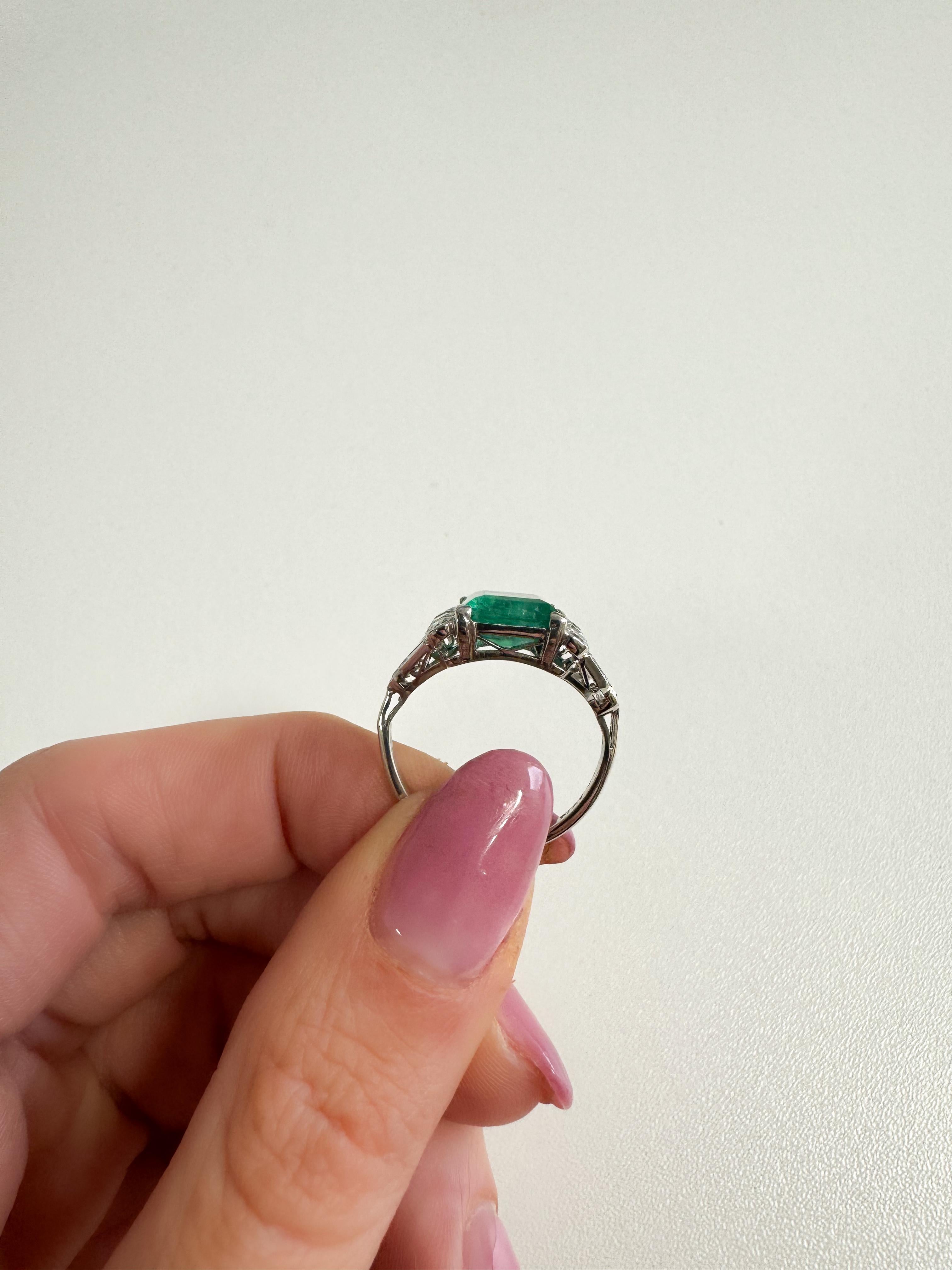 Platinum 2.65ct Emerald & 0.70ct Diamond Dress Ring For Sale 4