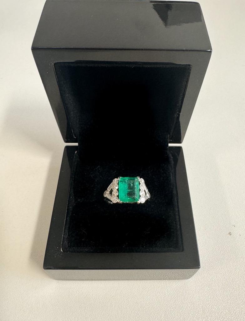 Platinum 2.65ct Emerald & 0.70ct Diamond Dress Ring For Sale 5