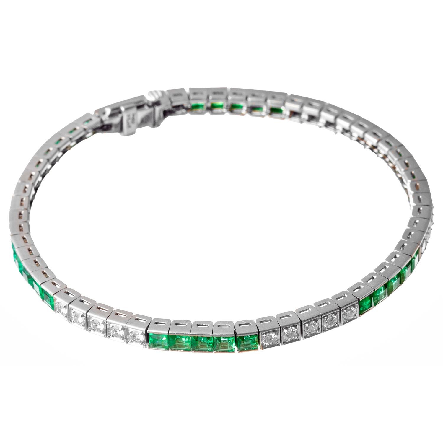 Bracelet en platine avec lignes de diamants et d'émeraudes Excellent état - En vente à Palm Beach, FL