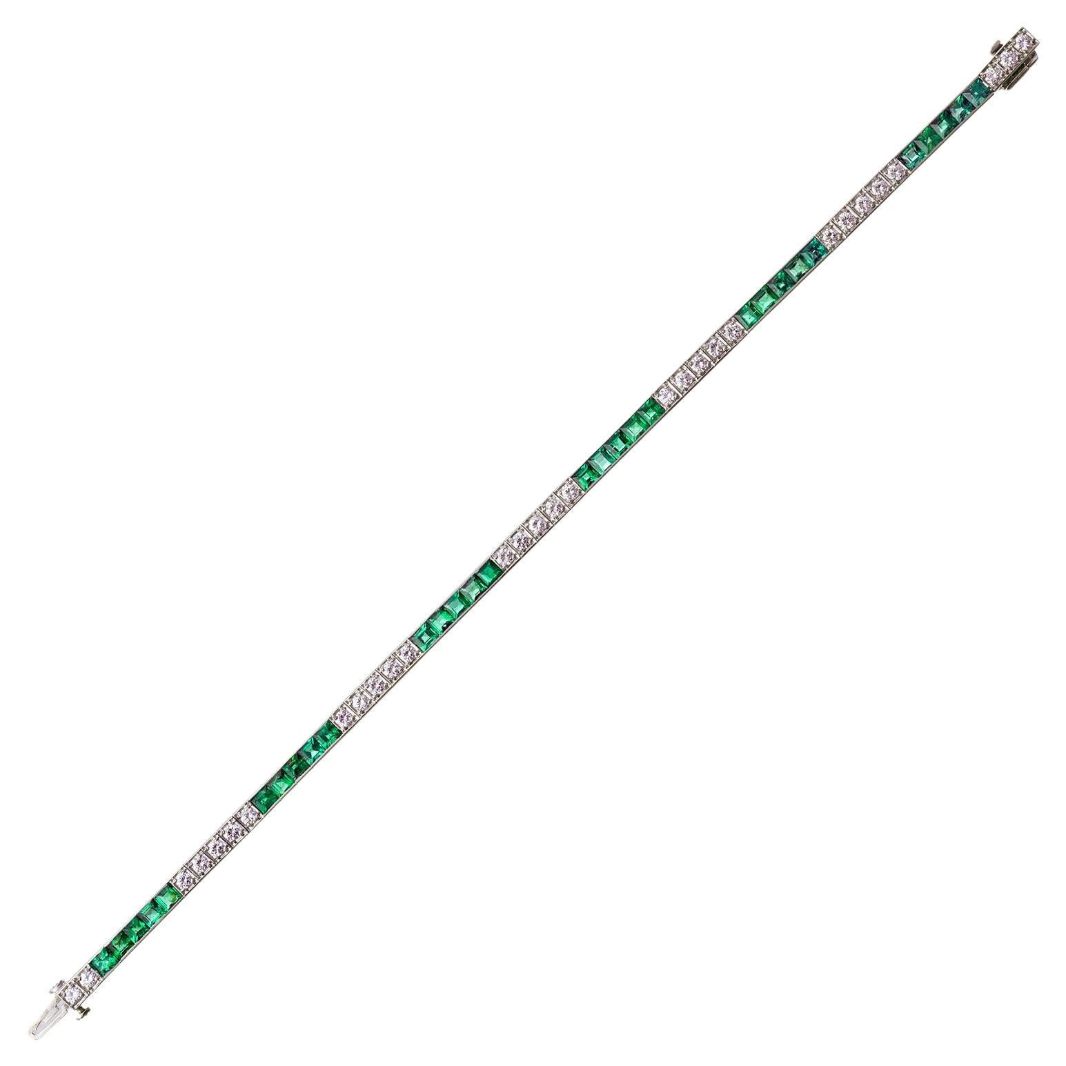 Art déco Bracelet en platine avec lignes de diamants et d'émeraudes en vente