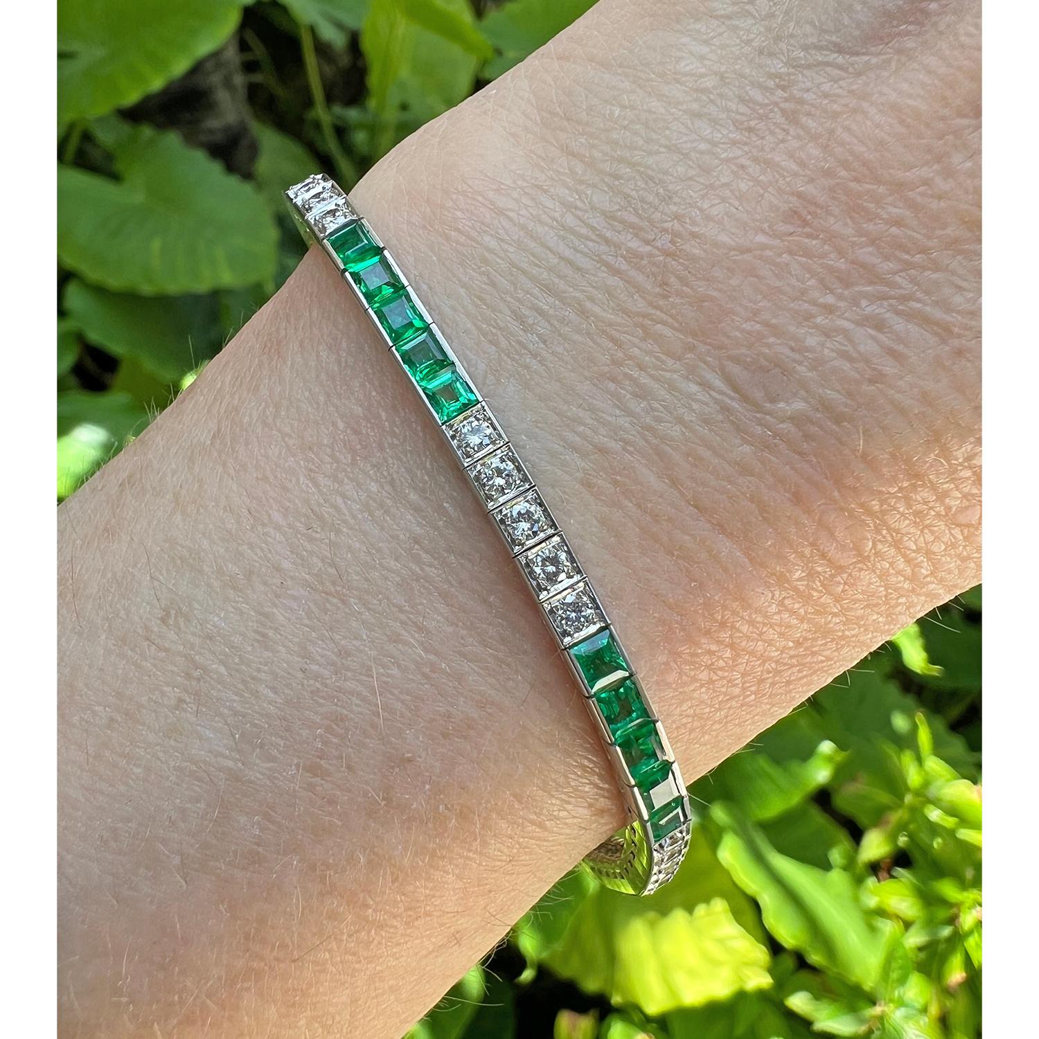 Taille ronde Bracelet en platine avec lignes de diamants et d'émeraudes en vente
