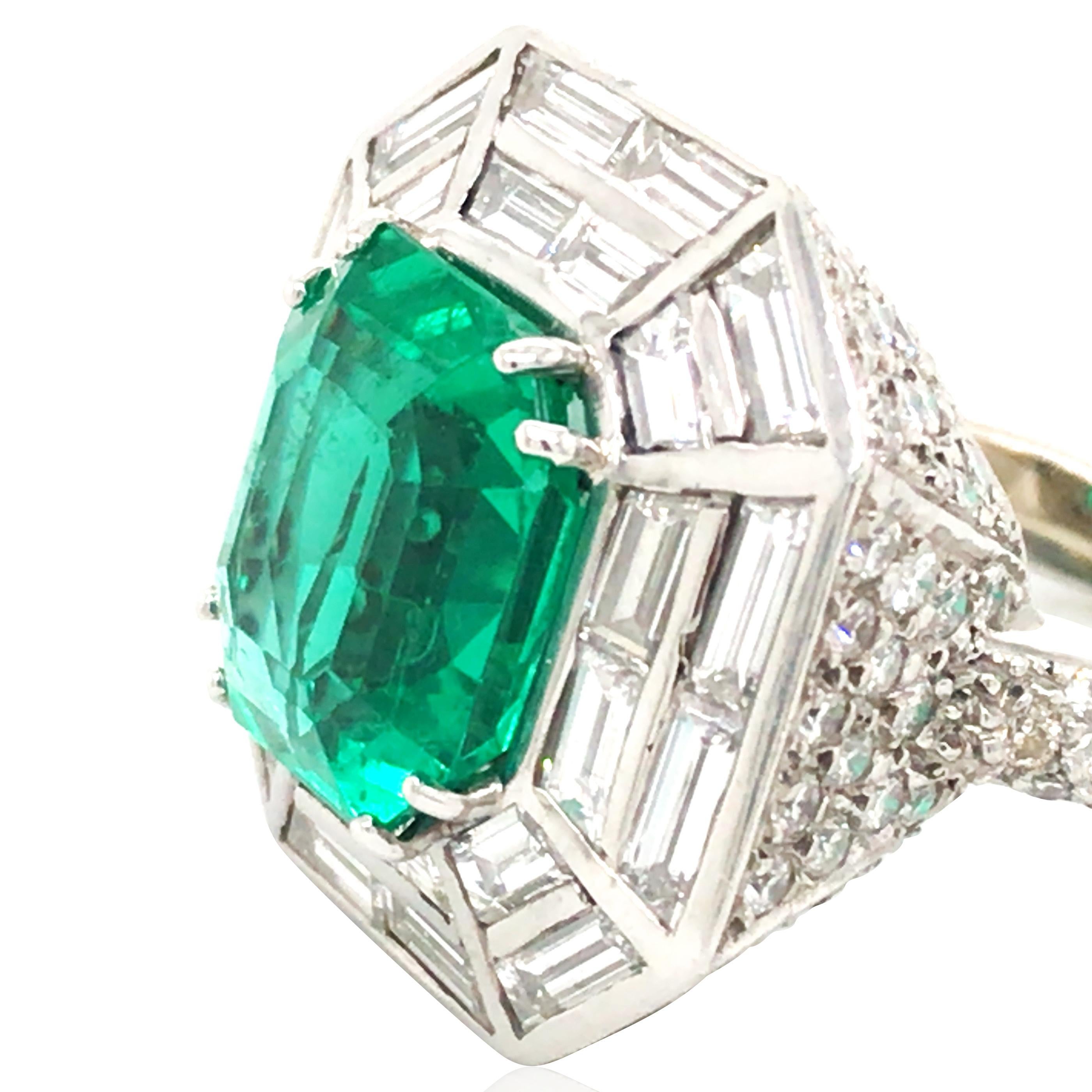 Platin-Smaragd-Diamantring, AGL im Zustand „Gut“ im Angebot in New York, NY