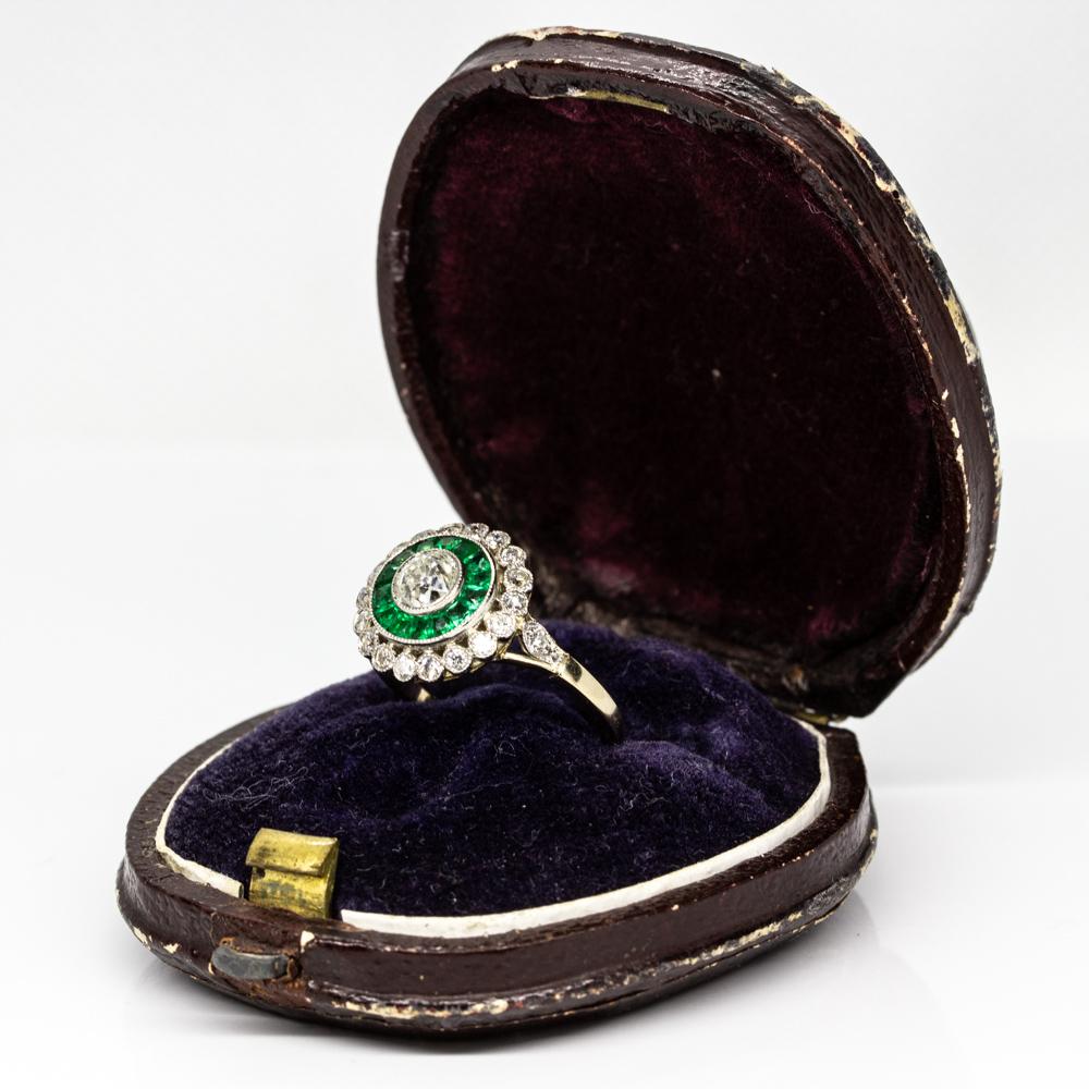 Platinum Emerald and Diamond Ring In Excellent Condition For Sale In Miami, FL