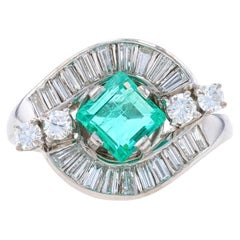 Platin Smaragd & Diamant Vintage Bypass-Ring - Quadratischer Stufenschliff 2,33 Karat Halo