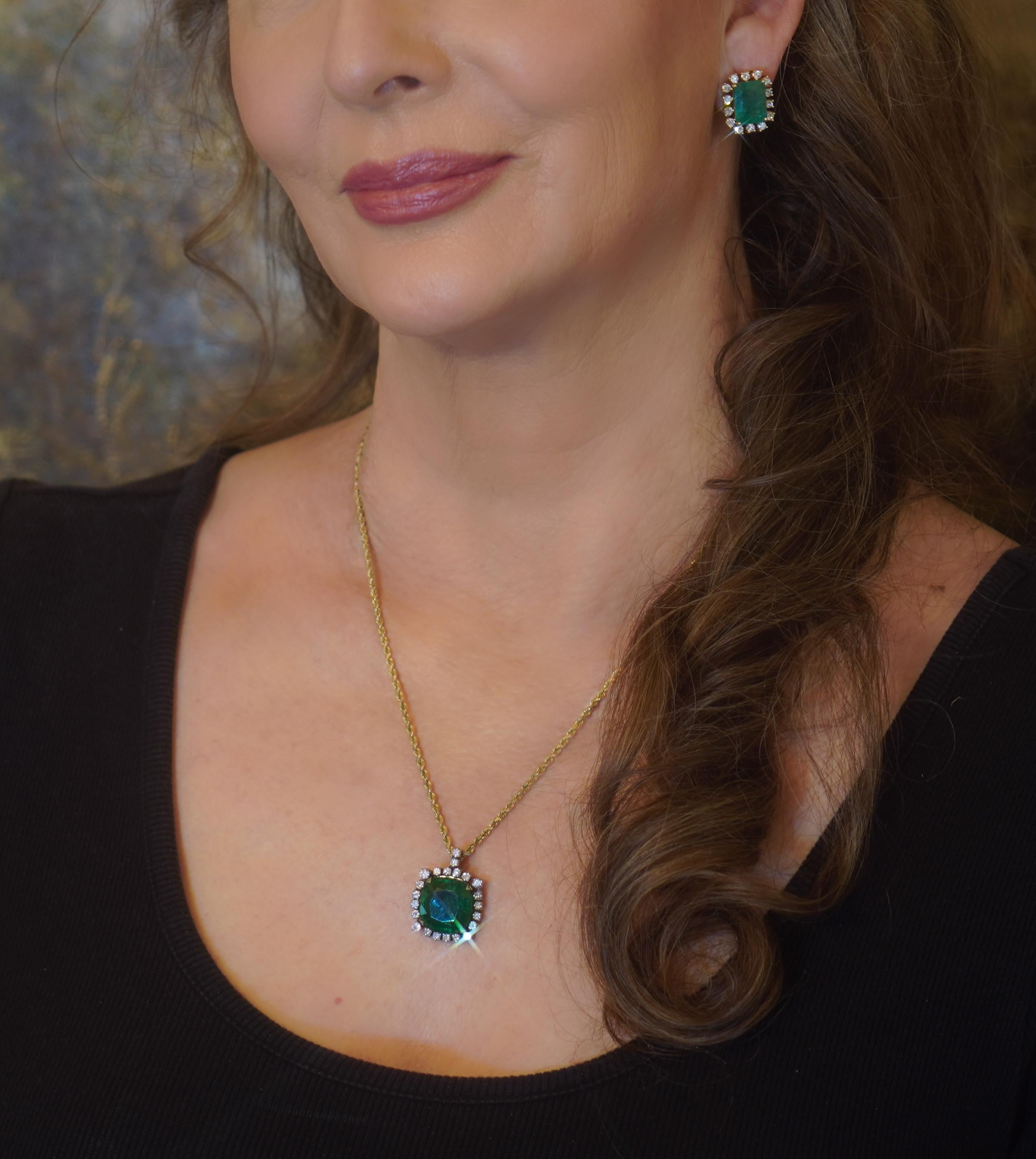 Old South Jewels proudly presents...VINTAGE LUXURY.     HUGE PLATINUM VINTAGE 15.85 CARAT EMERALD DIAMOND NECKLACE & BOX!   GIA CERTIFIED.  VINTAGE GLOWING 13.77 CARAT TRANSPARENT NATURAL EMERALD.  CROWNED WITH 2.08 CARATS OF VS SPARKLING WHITE EYE