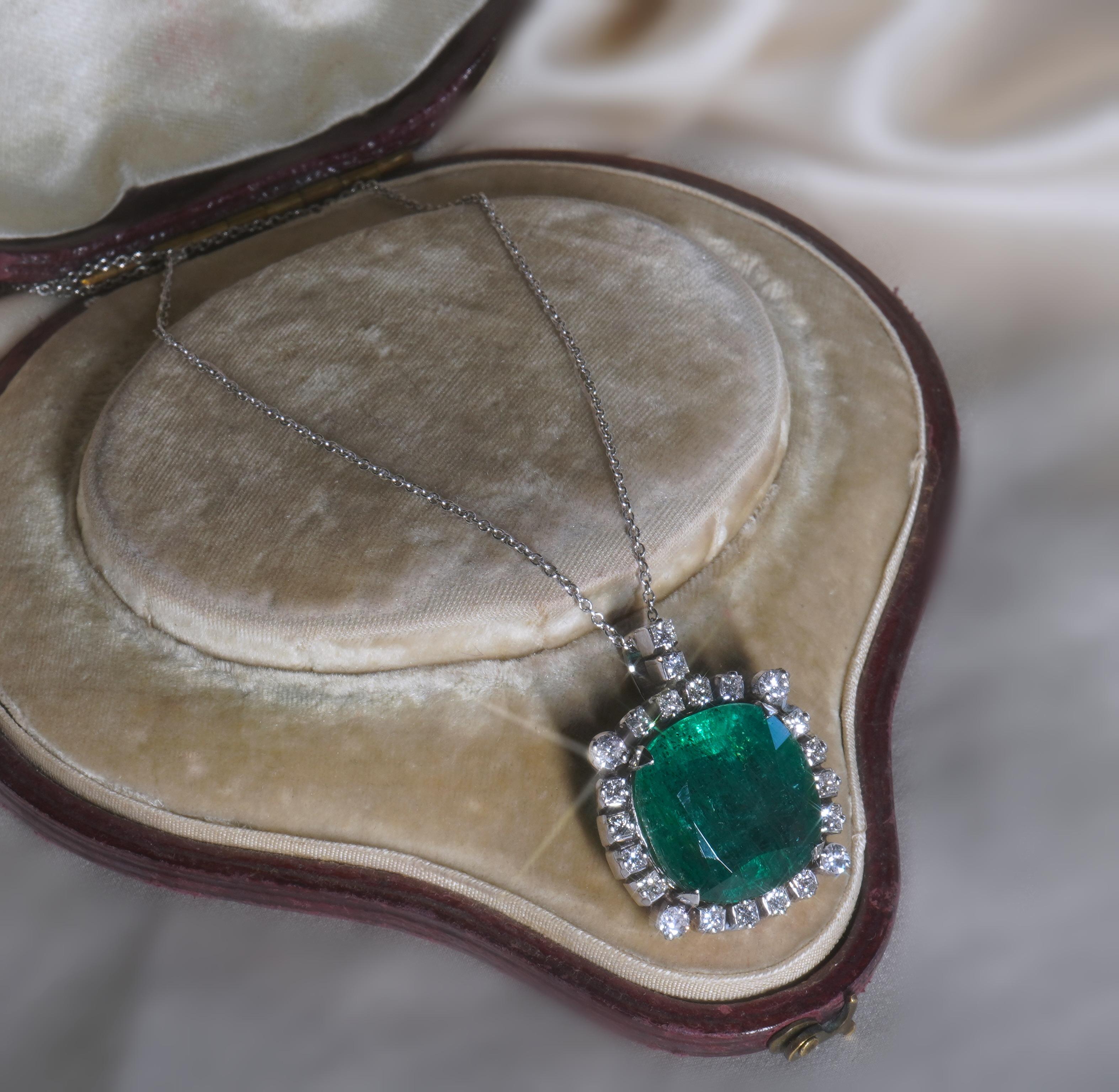 Women's Platinum Emerald Diamond Vintage Pendant GIA Necklace Chain VS Huge 15.85 Carats