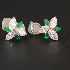 Platin-Ohrringe mit Smaragd und Marquise-Diamant zum Anstecken