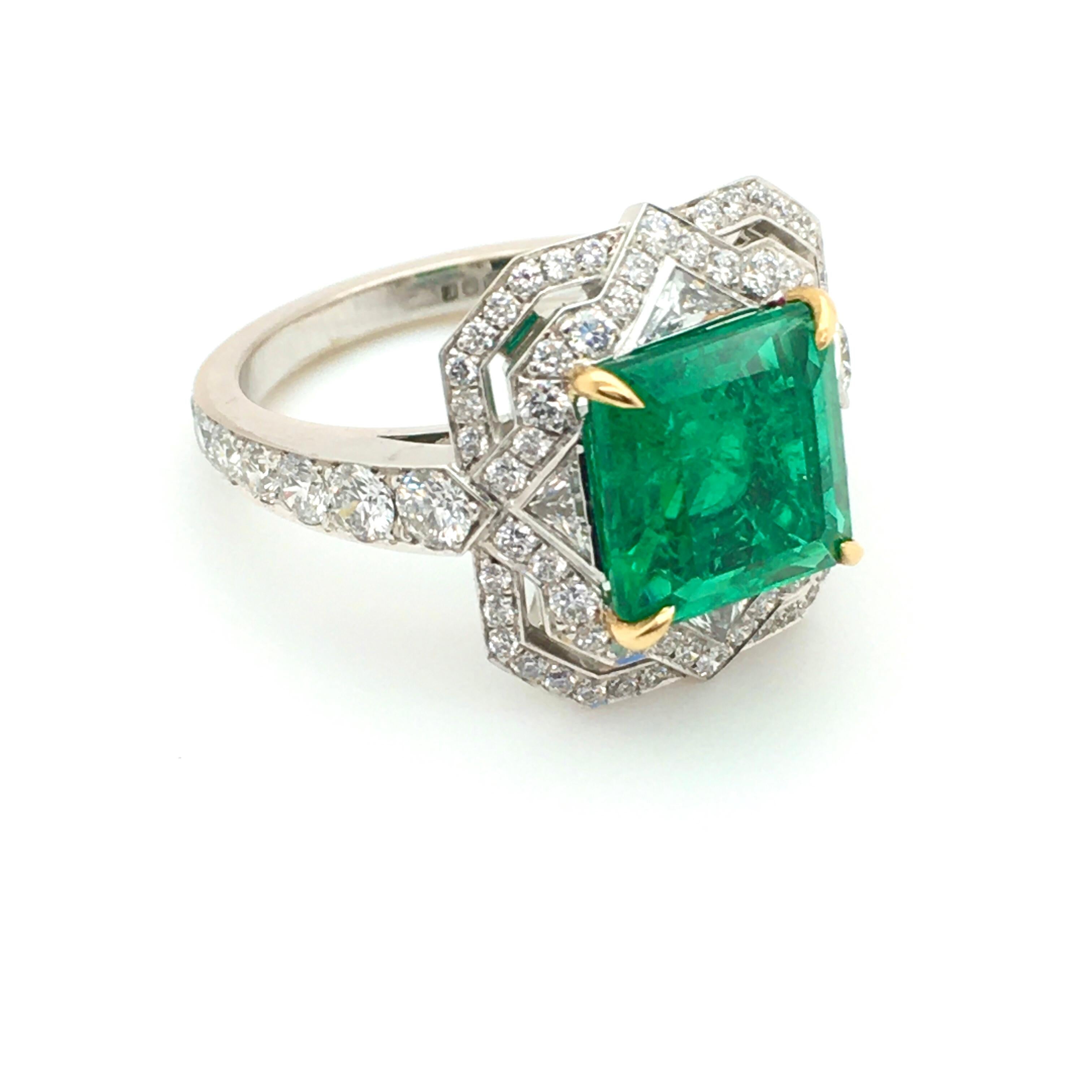 2.94 Carats Emerald Platinum Ring with White Diamond Halo in Art Deco Style In New Condition For Sale In London, GB