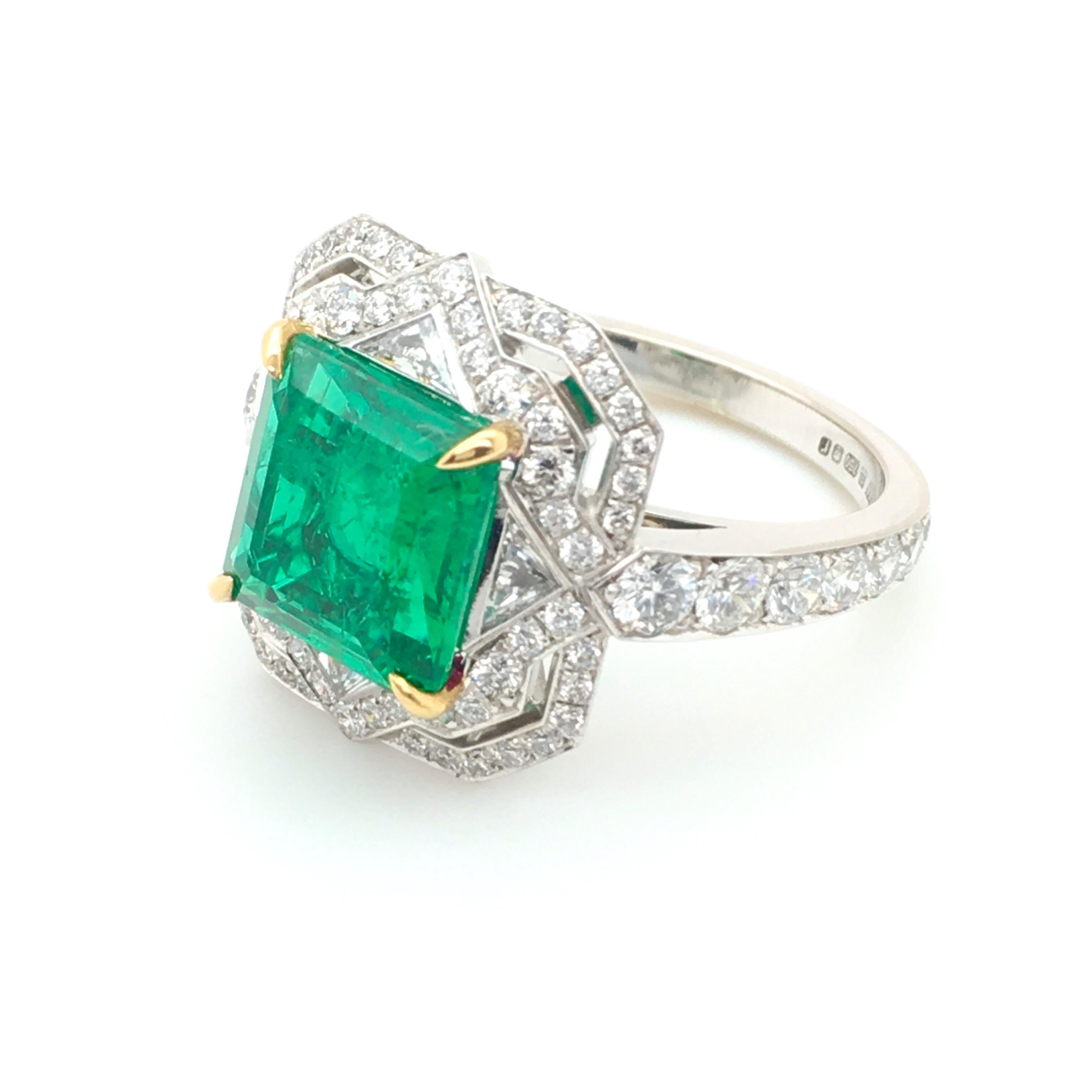 Women's or Men's 2.94 Carats Emerald Platinum Ring with White Diamond Halo in Art Deco Style For Sale