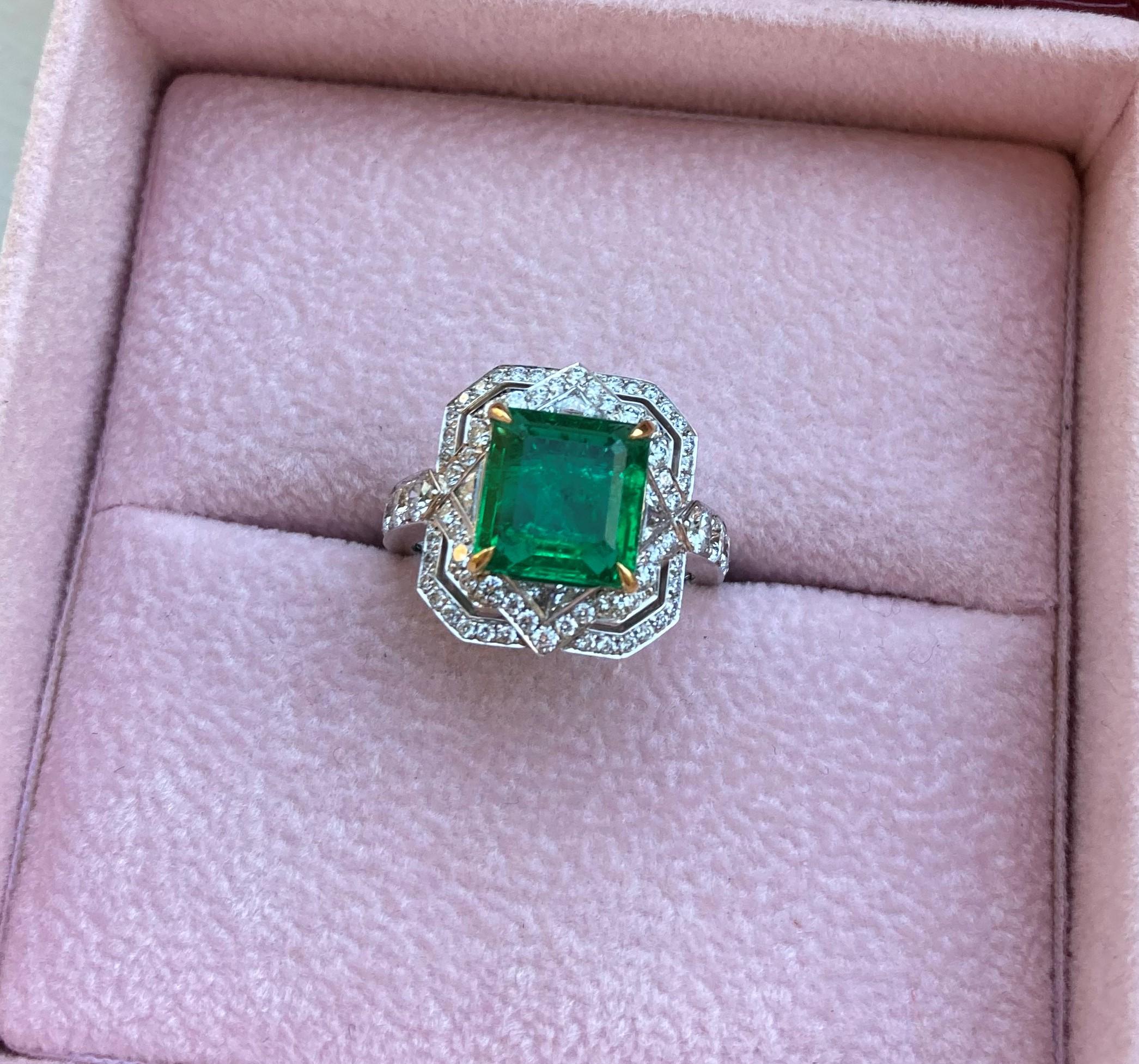 2.94 Carats Emerald Platinum Ring with White Diamond Halo in Art Deco Style For Sale 1