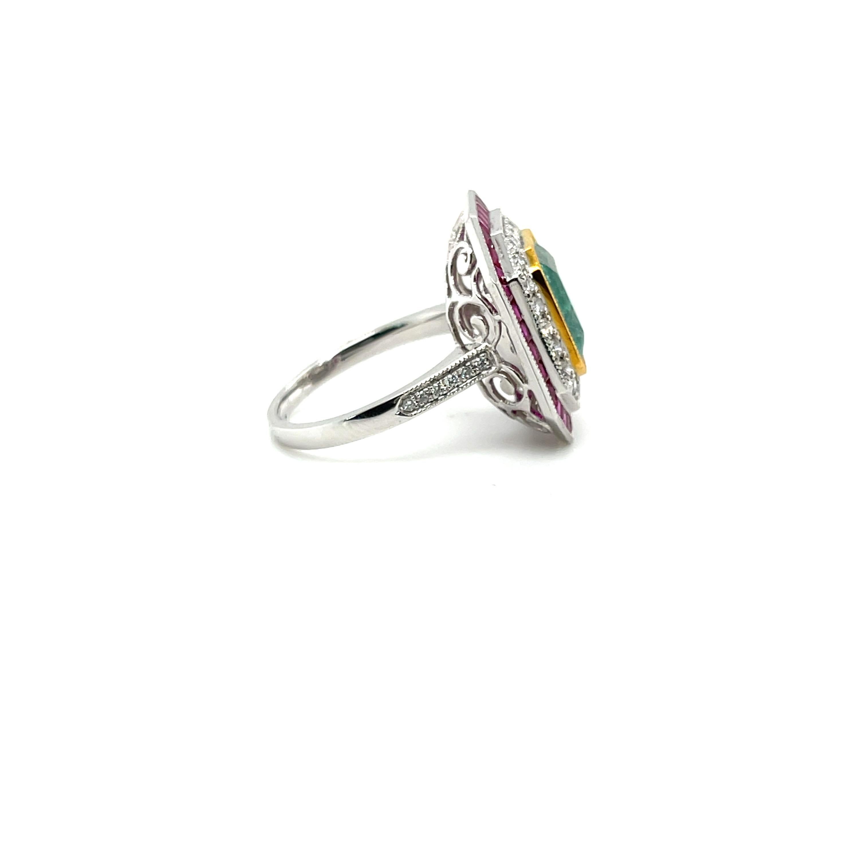 Une bague de cocktail absolument magnifique, avec une superbe émeraude colombienne au centre, des diamants naturels et des rubis, magnifiquement réalisée en platine, complétée par une superbe finition polie.

Point 1
Une dame - bague de robe en