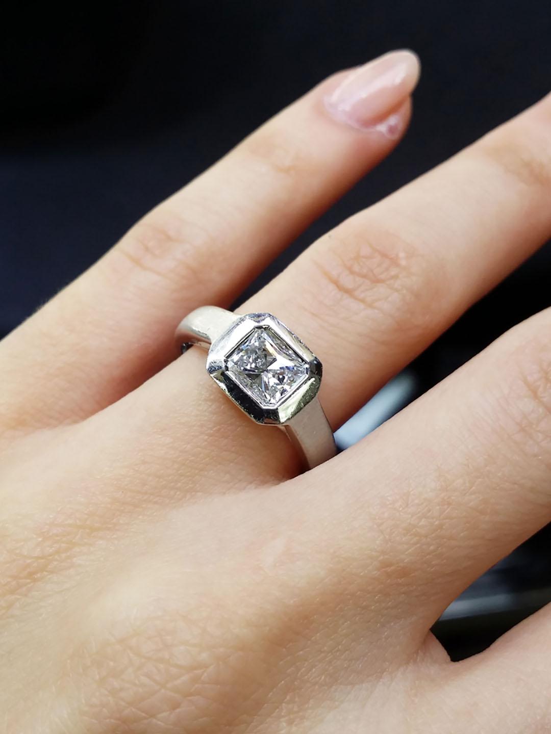 Bague de fiançailles en platine avec diamant radiant E-vvs1 de 1,10 carat, serti à Bâle Neuf - En vente à New York, NY
