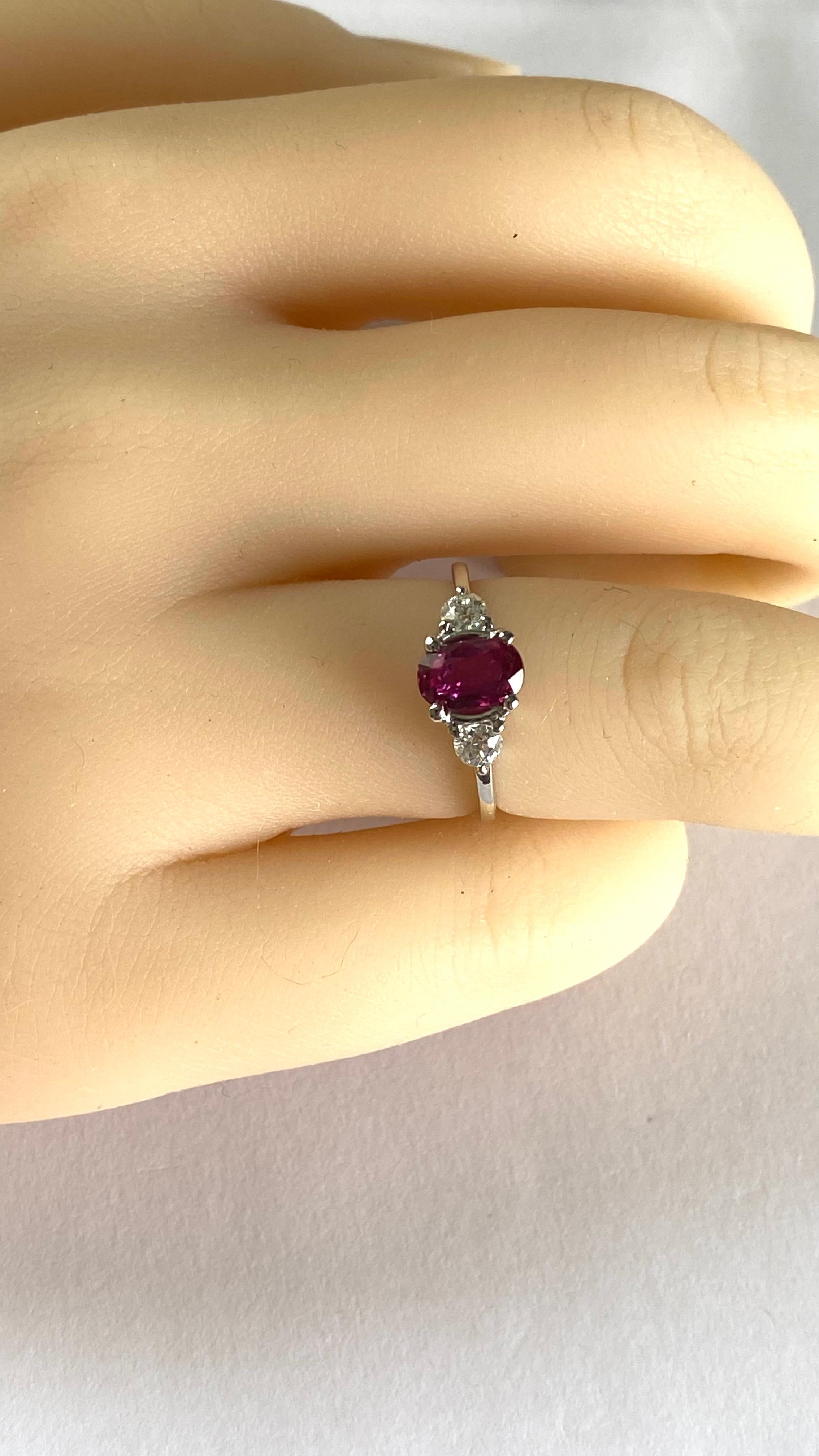Verlobungsring aus Platin mit GIA-zertifiziertem 1,01 Karat ovalem Rubin und seitlichen Diamanten im Angebot 5