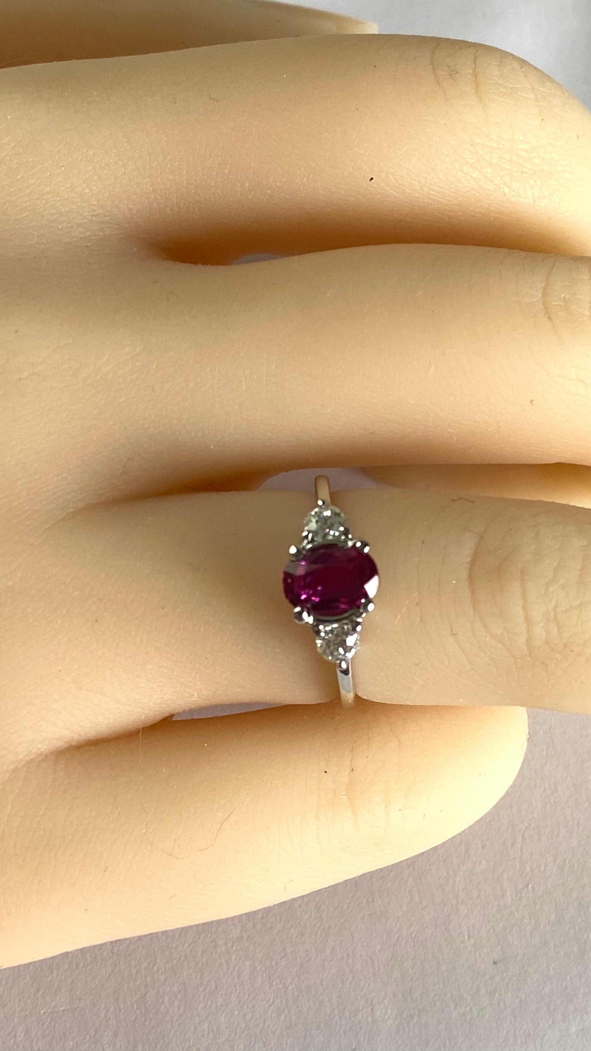Verlobungsring aus Platin mit GIA-zertifiziertem 1,01 Karat ovalem Rubin und seitlichen Diamanten im Angebot 7