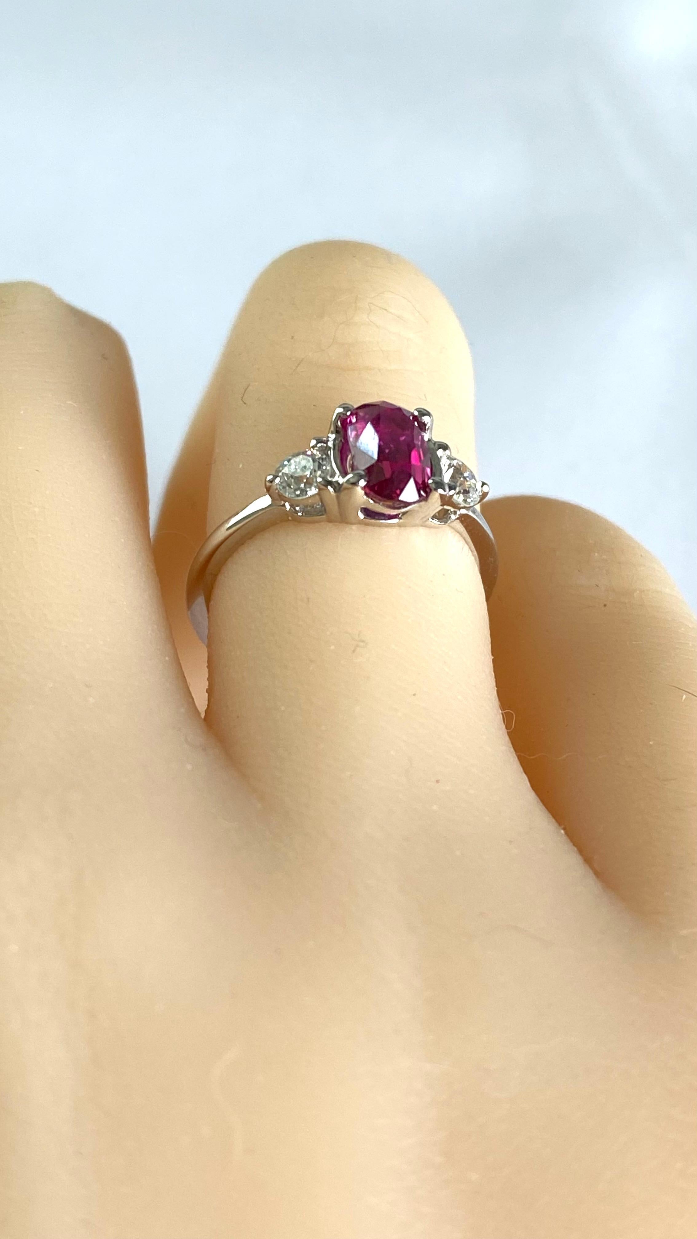 Verlobungsring aus Platin mit GIA-zertifiziertem 1,01 Karat ovalem Rubin und seitlichen Diamanten im Angebot 8