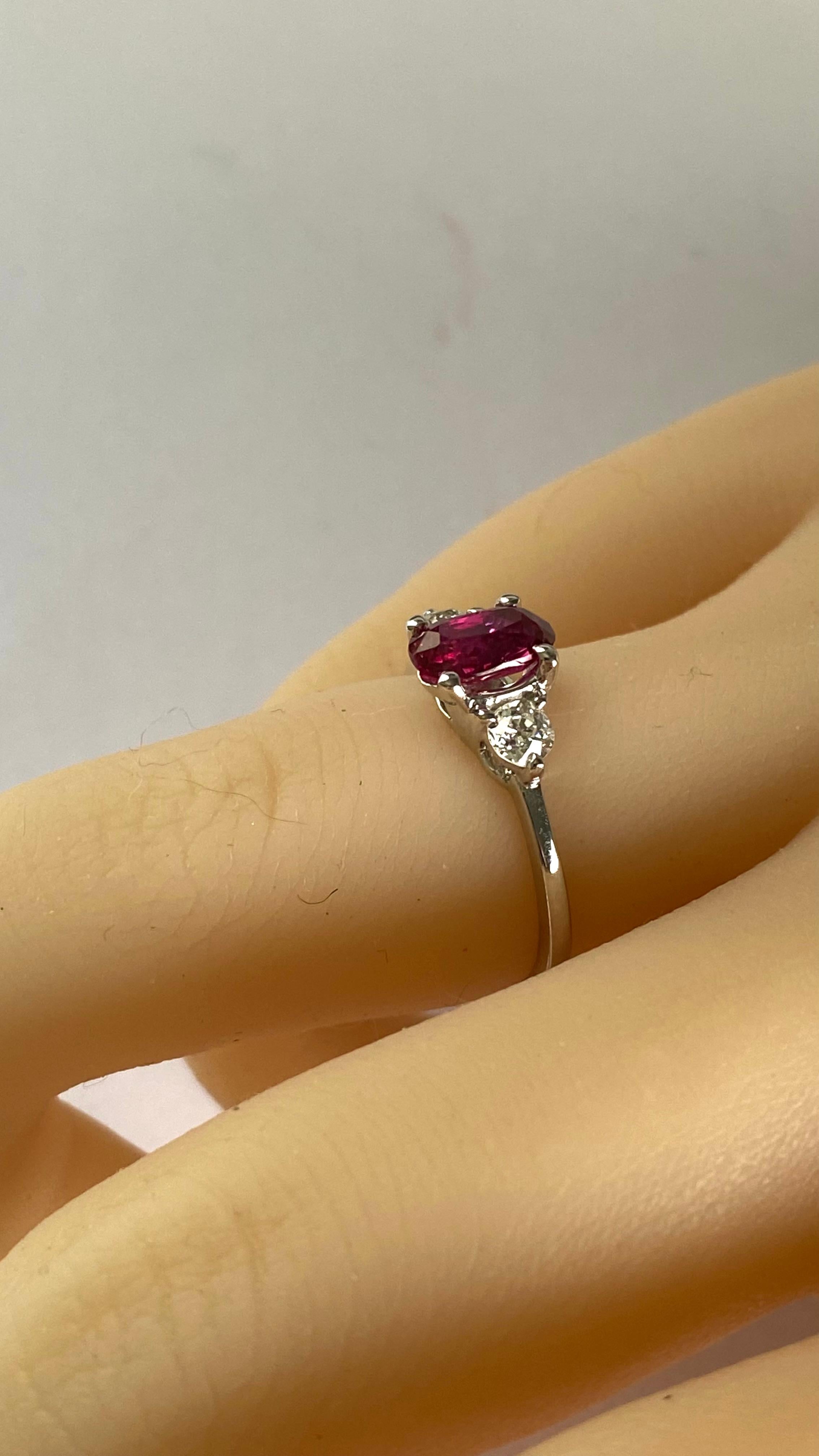 Verlobungsring aus Platin mit GIA-zertifiziertem 1,01 Karat ovalem Rubin und seitlichen Diamanten Damen im Angebot
