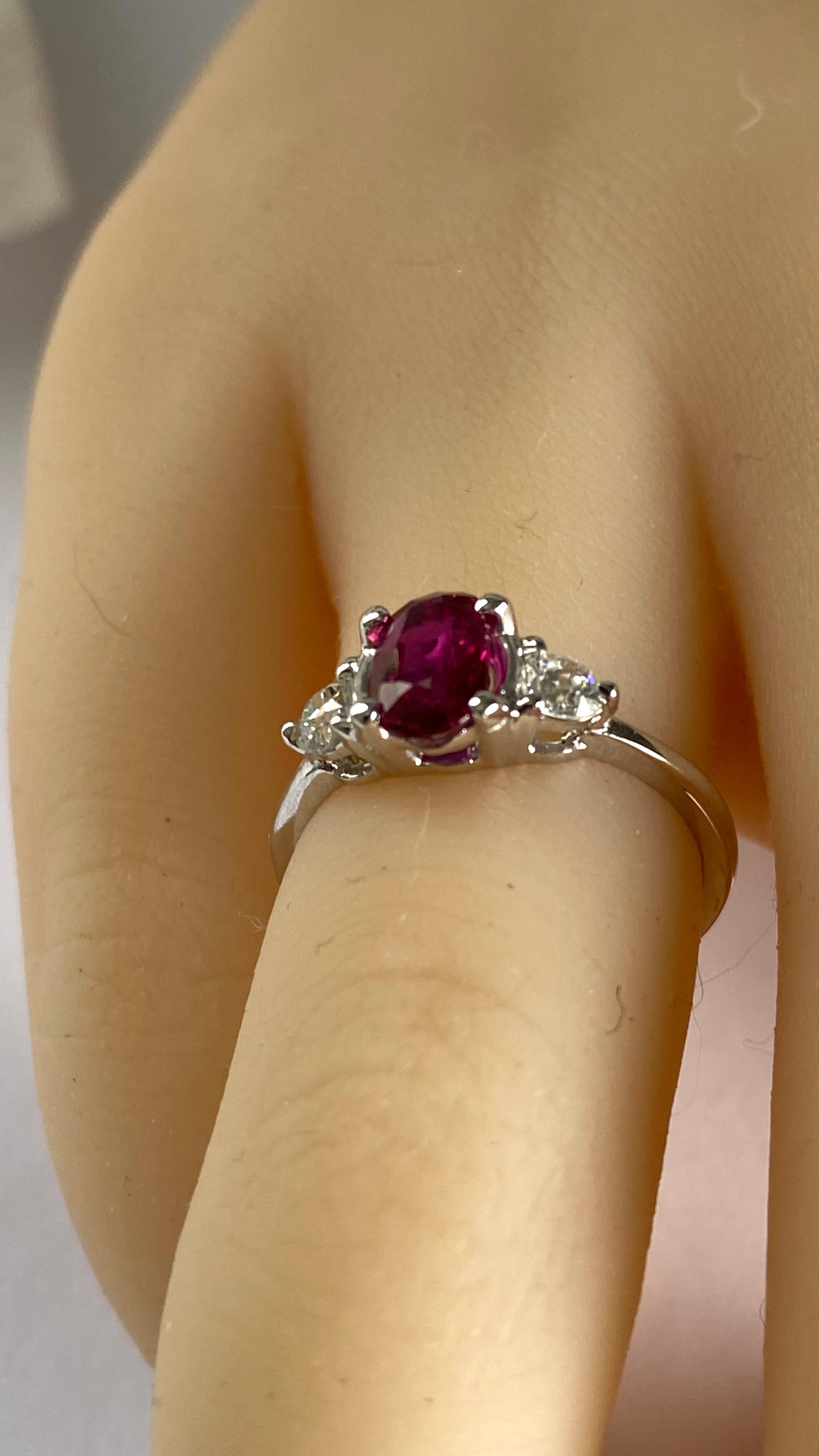 Verlobungsring aus Platin mit GIA-zertifiziertem 1,01 Karat ovalem Rubin und seitlichen Diamanten im Angebot 2