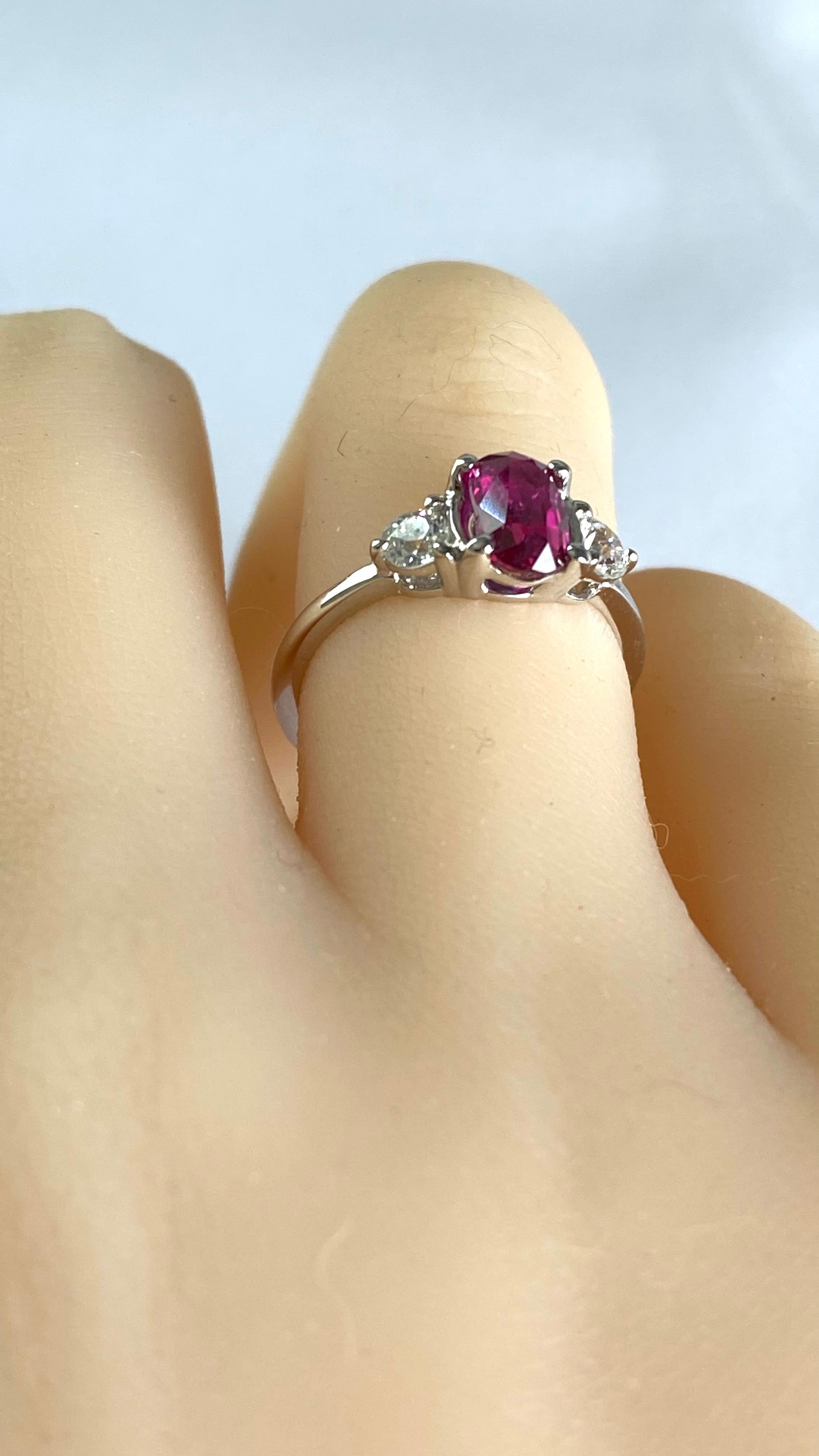 Verlobungsring aus Platin mit GIA-zertifiziertem 1,01 Karat ovalem Rubin und seitlichen Diamanten im Angebot 3