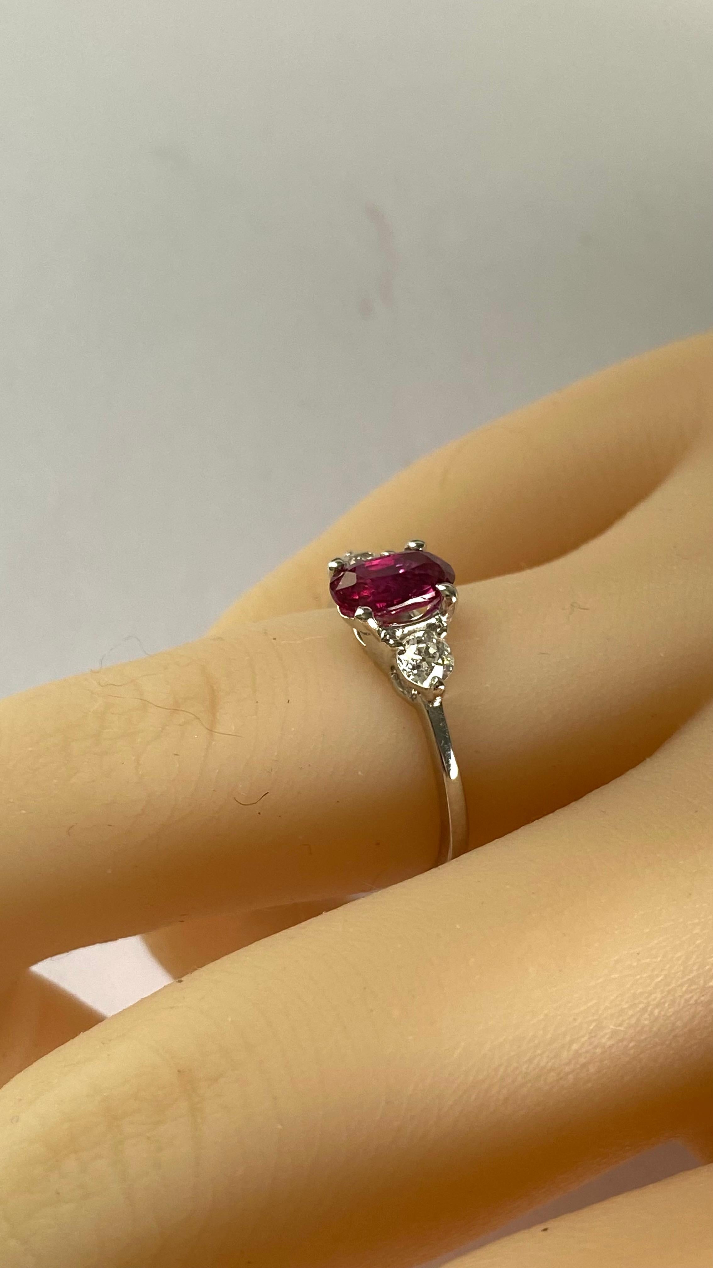 Verlobungsring aus Platin mit GIA-zertifiziertem 1,01 Karat ovalem Rubin und seitlichen Diamanten im Angebot 4