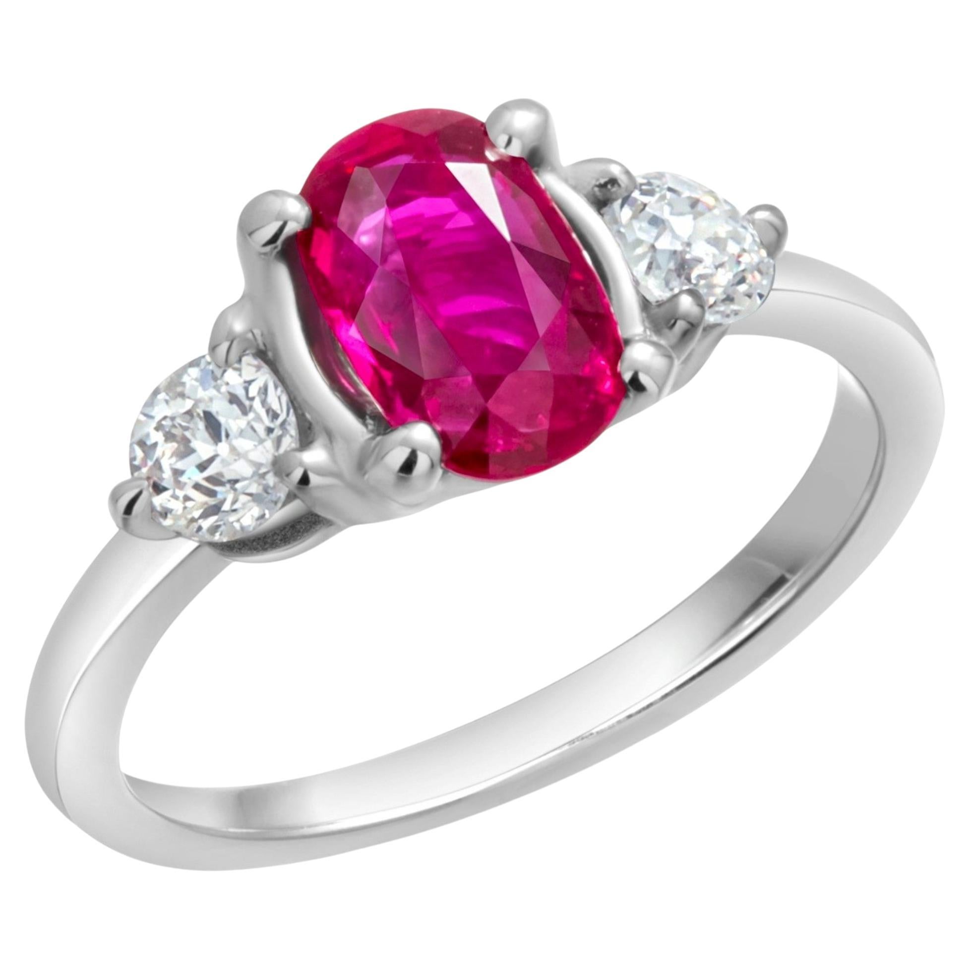 Anello di fidanzamento in platino certificato GIA con rubino ovale da 1,01 carati e diamanti laterali in vendita