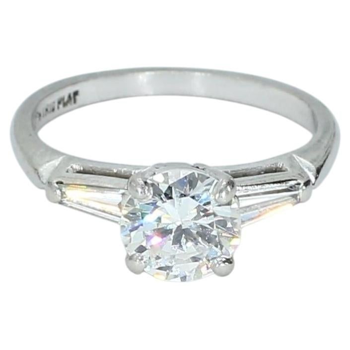 Platin-Verlobungsring mit rundem Mittelstein von ~.75ct und spitz zulaufenden Baguetten