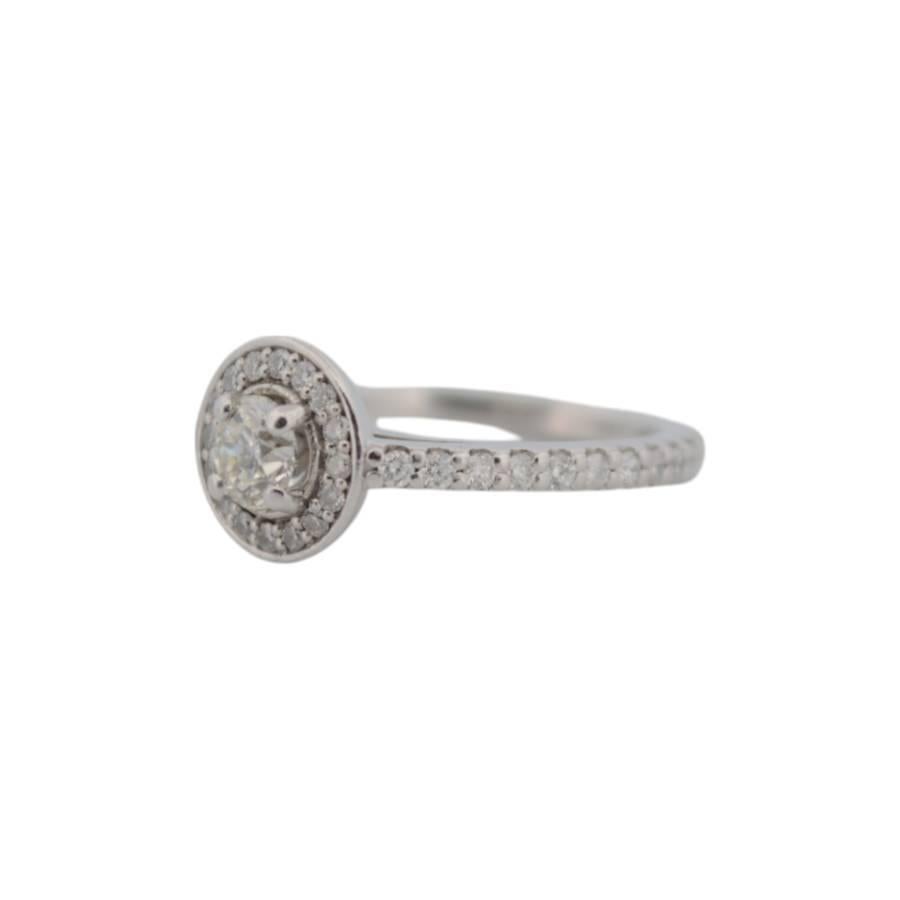 Symbole d'un amour durable et d'une beauté raffinée, cette bague de fiançailles en platine PT950 est un chef-d'œuvre d'artisanat et d'émotion. Il présente un diamant central naturel de taille brillant de 0,35 ct (couleur : H, pureté : VS2),