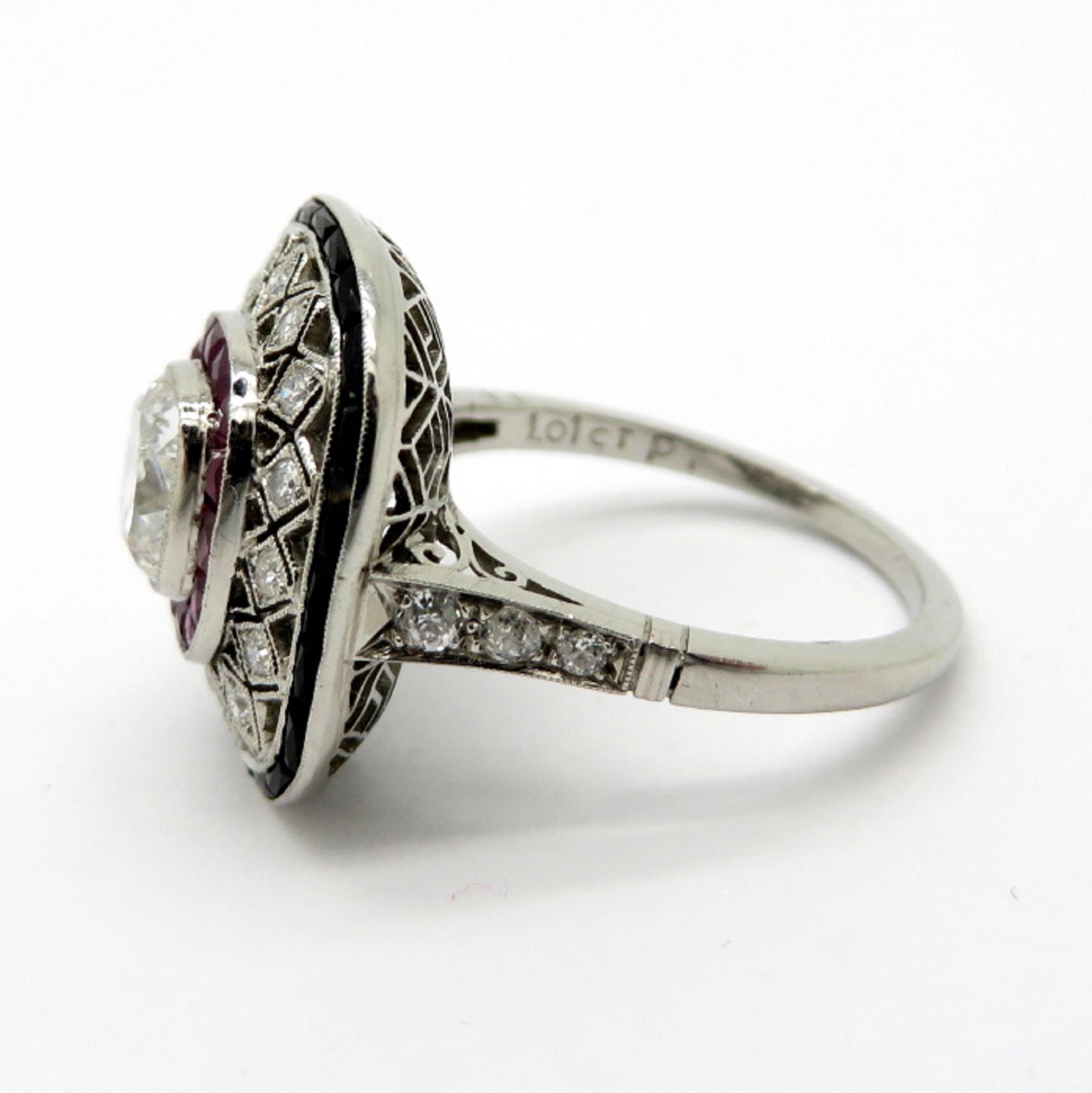 Antiker Ring aus Platin mit Diamanten im Kissenschliff, Rubin und Onyx Damen