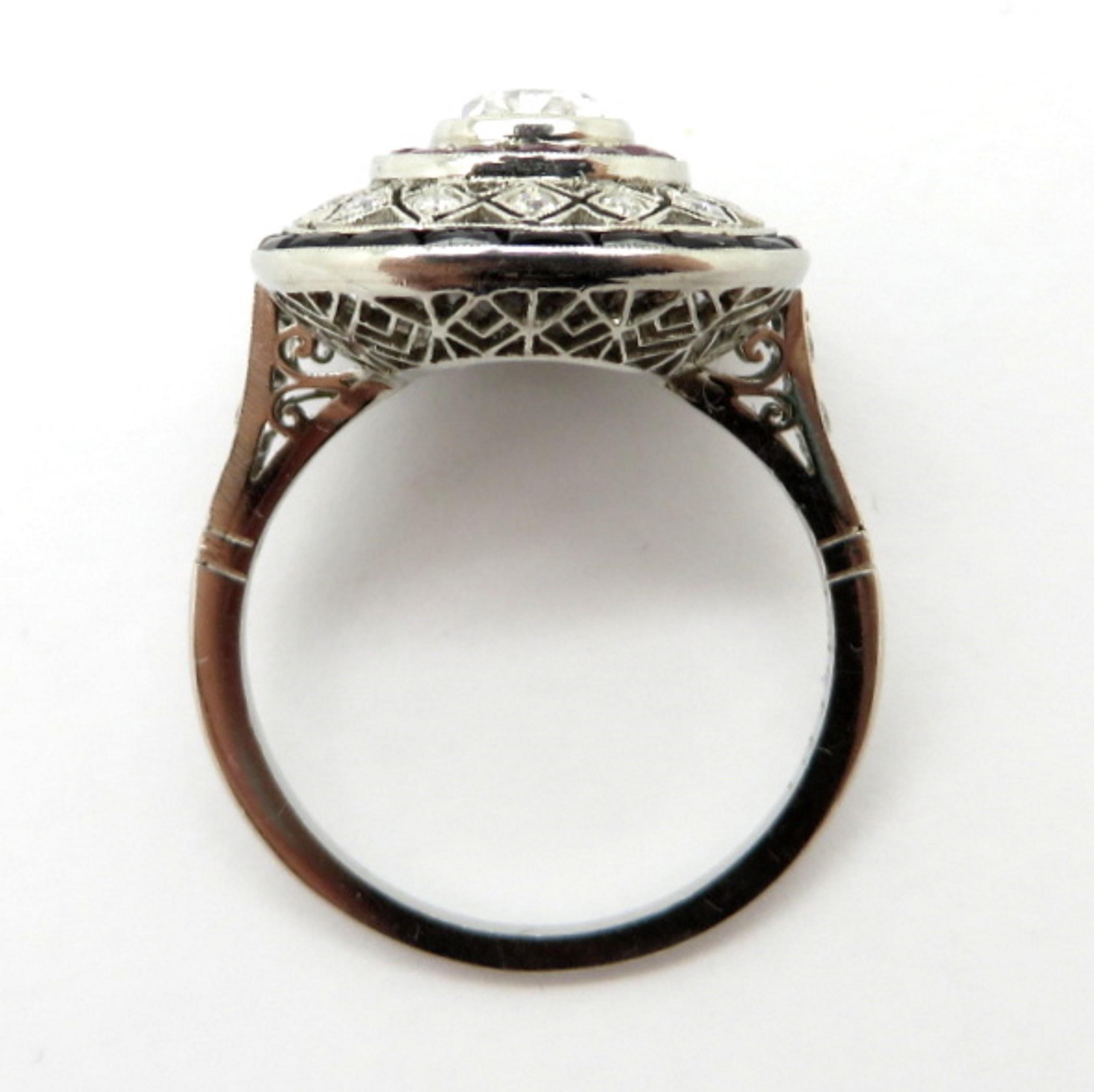 Antiker Ring aus Platin mit Diamanten im Kissenschliff, Rubin und Onyx 2