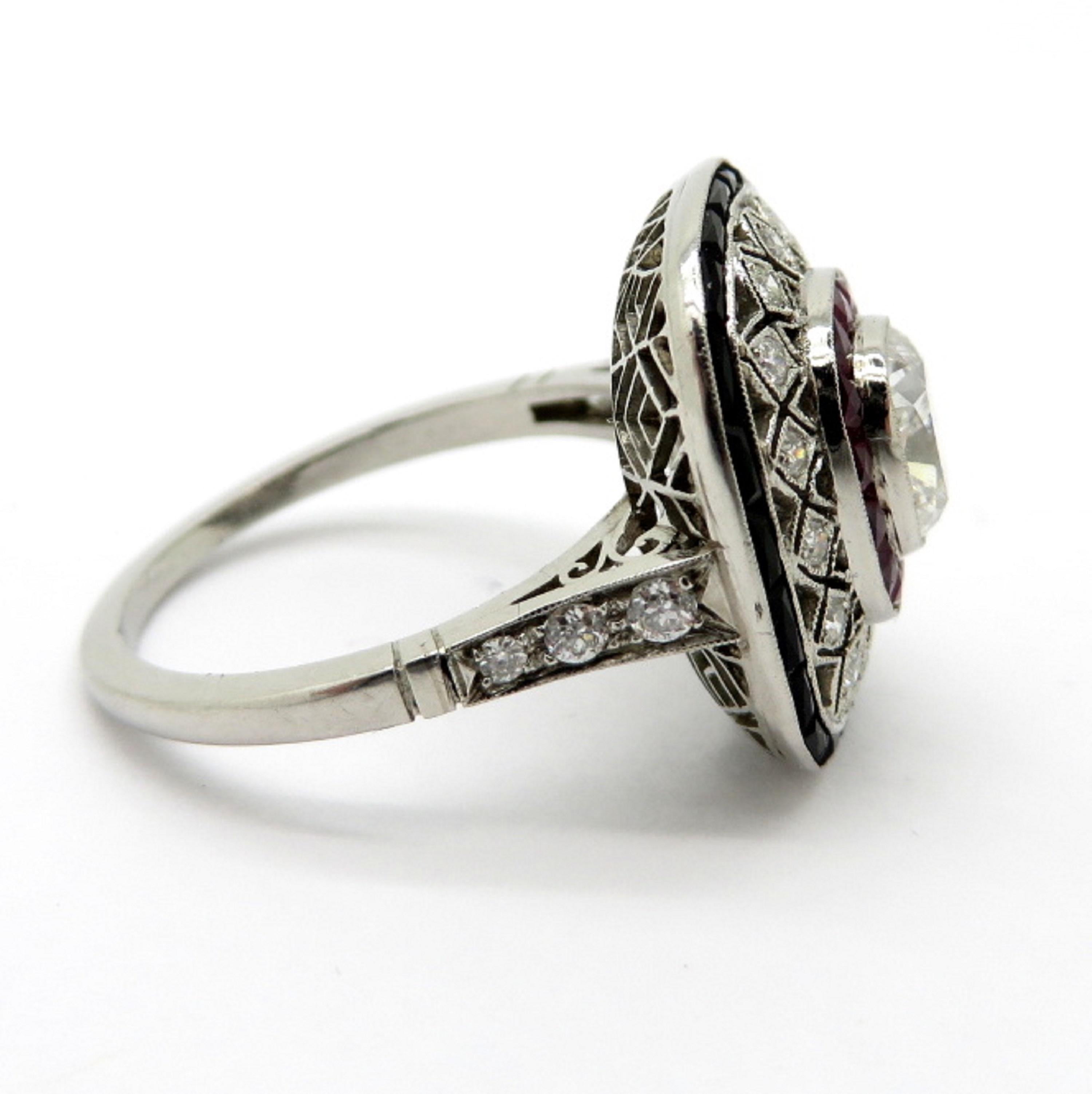 Antiker Ring aus Platin mit Diamanten im Kissenschliff, Rubin und Onyx 3