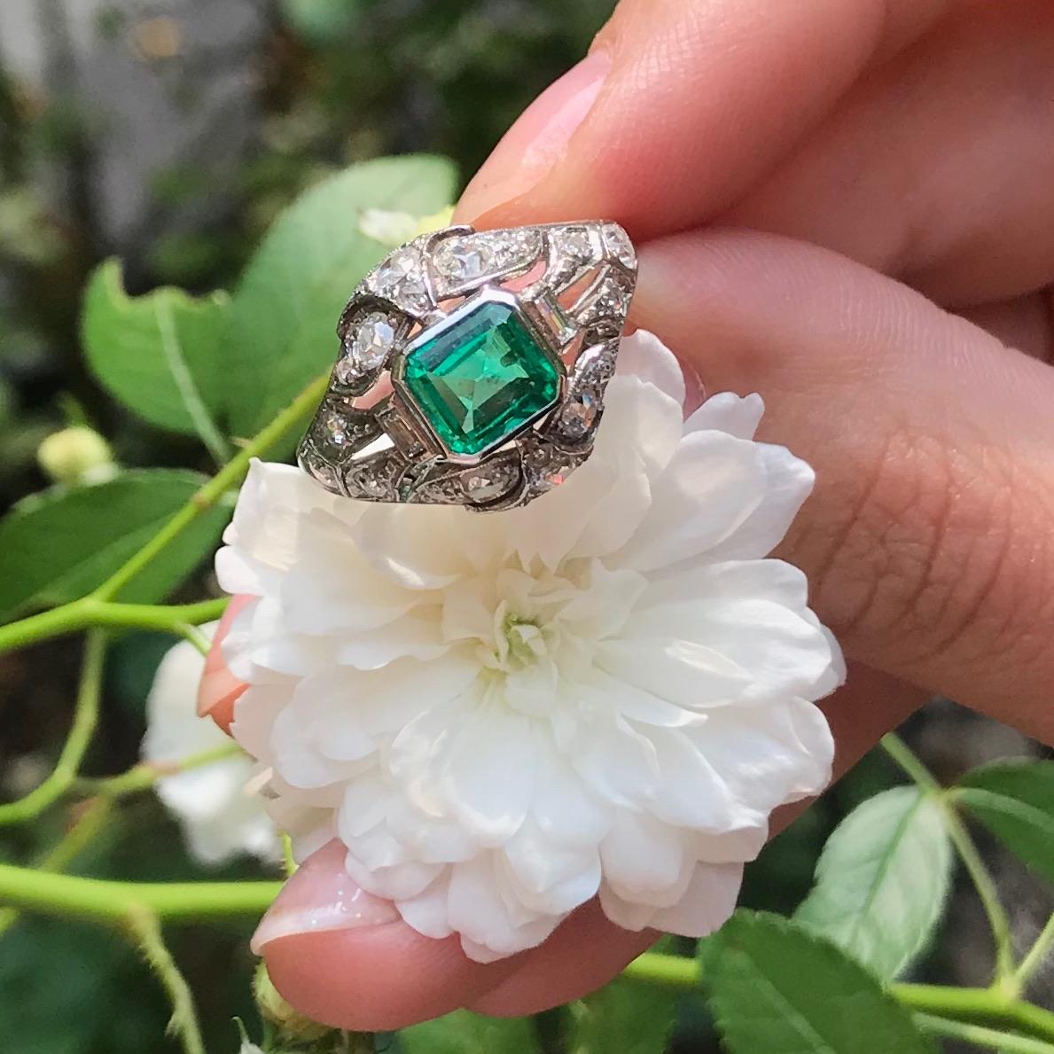 Platinum Diamond Engagement Ring with Certified Magnificent Colombian Emerald (Art déco) im Angebot