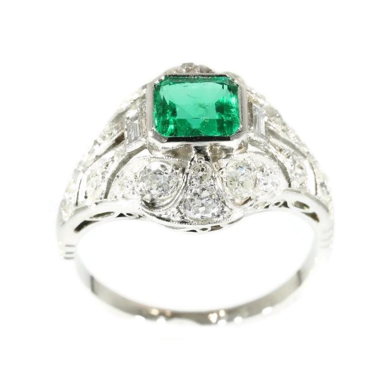 Platinum Diamond Engagement Ring with Certified Magnificent Colombian Emerald In Excellent Condition For Sale In Antwerp, BE