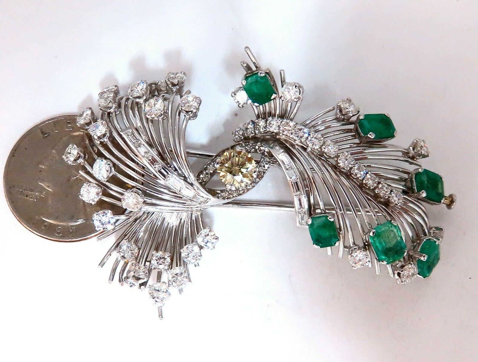 Platin Estate Natürliche GIA zertifizierte Fancy Diamant Smaragd Anstecknadel (Smaragdschliff) im Angebot
