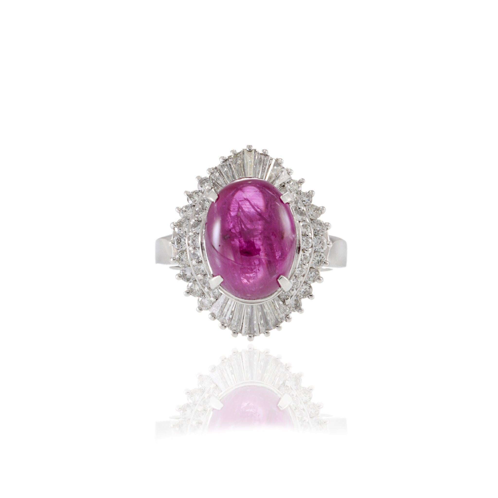 Dieser Ring im Vintage-Look zeigt einen 5,52 Karat schweren Rubin im Cabochon-Schliff, der von einem leuchtenden doppelten Halo aus 1,20 Karat G-VS-Diamanten eingerahmt wird. Eine Mischung aus brillanten Rund- und spitz zulaufenden Baguetteschliffen